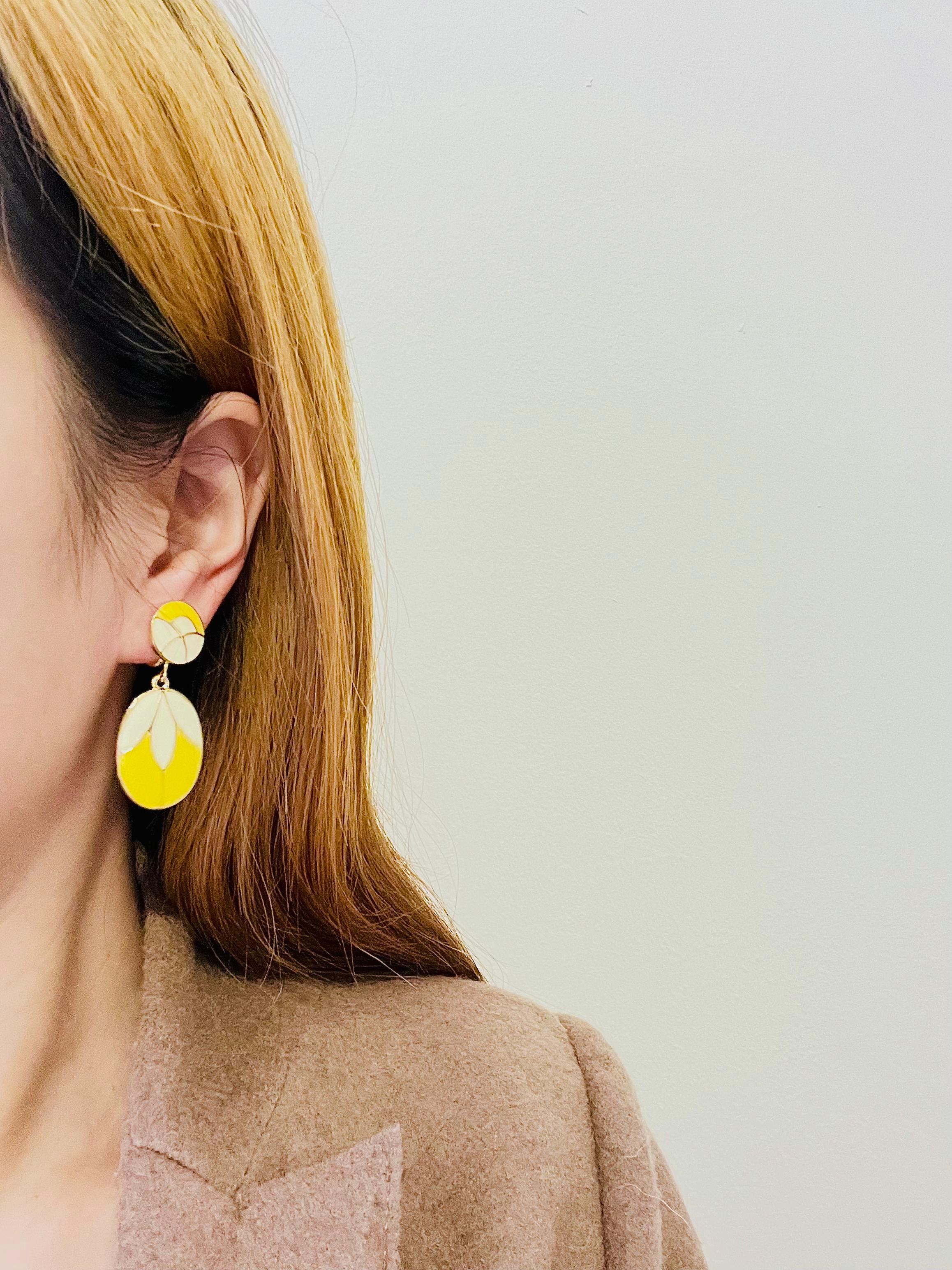 Femenino o masculino Pendientes de clip de gota de oro con colgante de flor de pétalo ovalado redondo crudo amarillo en venta