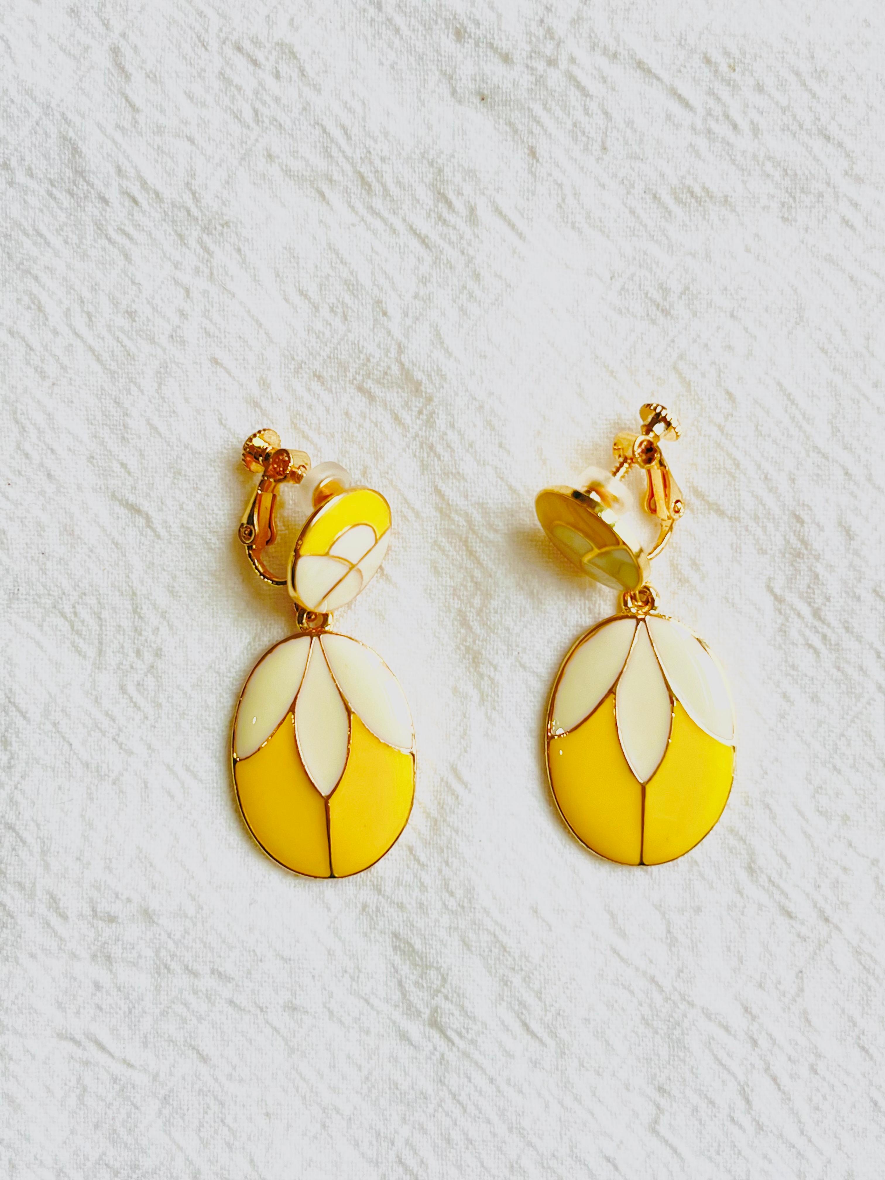 Pendientes de clip de gota de oro con colgante de flor de pétalo ovalado redondo crudo amarillo en venta 1