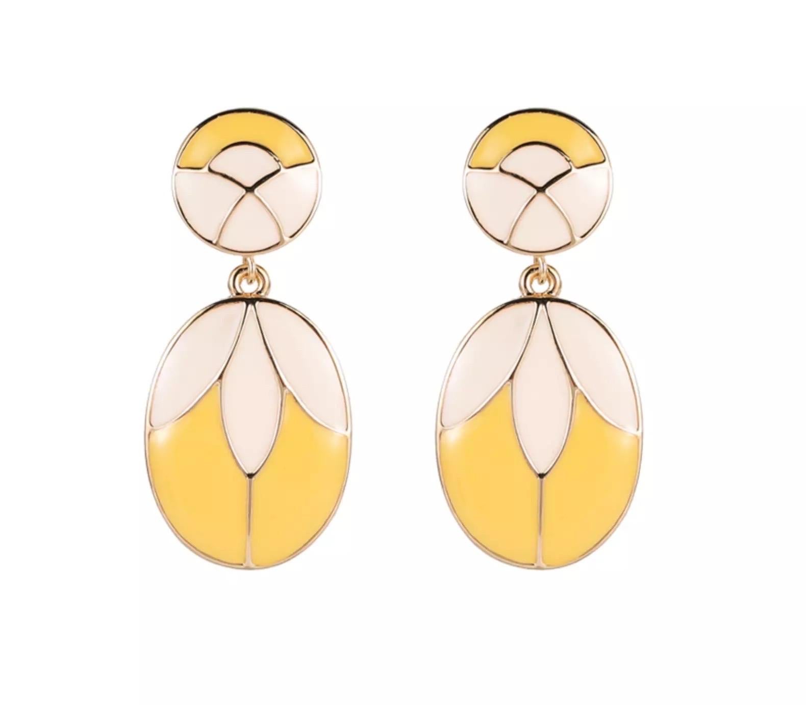 Pendientes de clip de gota de oro con colgante de flor de pétalo ovalado redondo crudo amarillo en venta 2