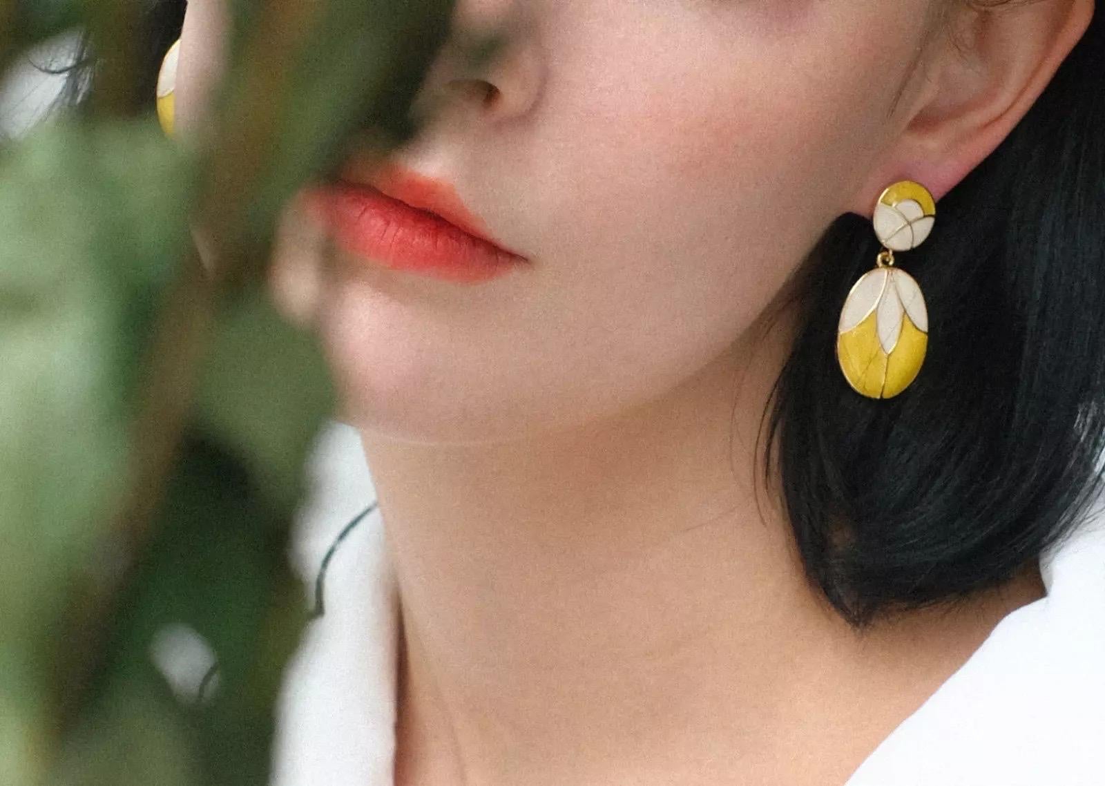 Pendientes de clip de gota de oro con colgante de flor de pétalo ovalado redondo crudo amarillo en venta 3