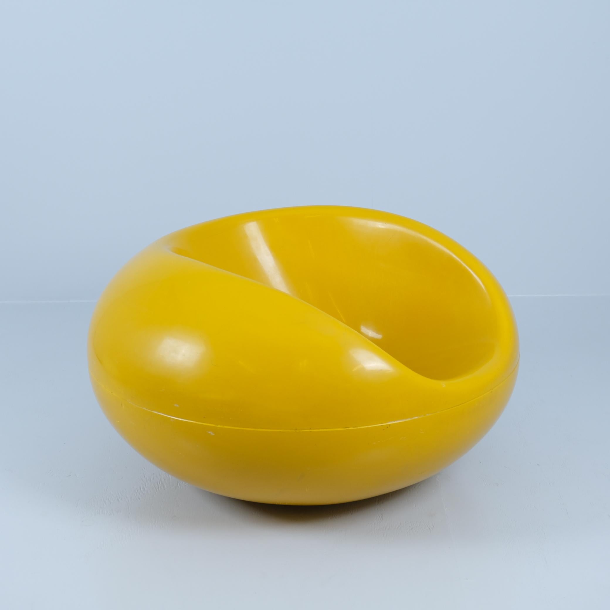 La chaise Pastilli d'Eero Aarnio est une création colorée, ludique et géniale de l'un des géants du design finlandais de notre époque.  Avec sa couleur brillante, il ressemble à un bonbon géant. Les courbes et les formes étaient tout à fait