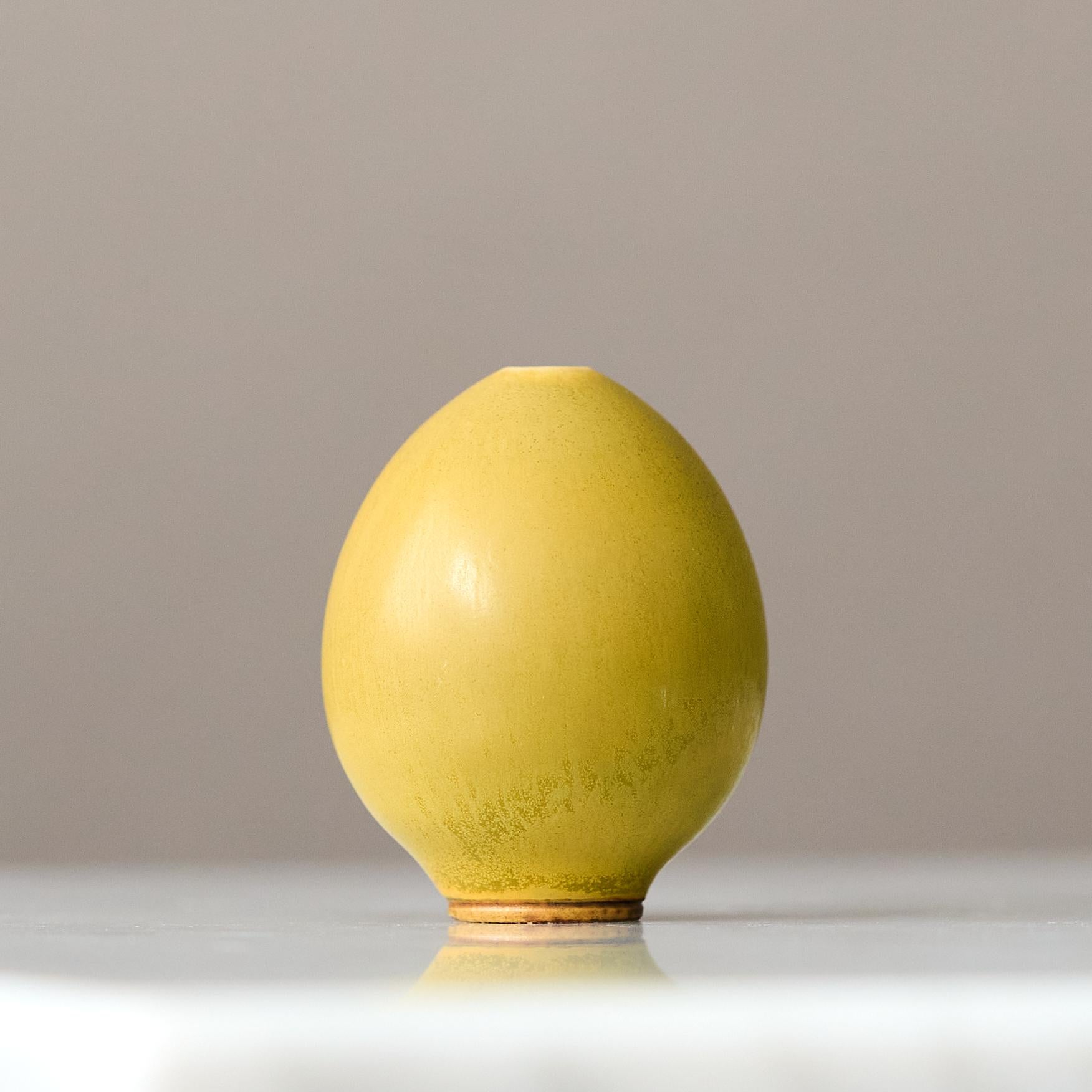 Eine schöne eiförmige Vase aus Steinzeug mit erstaunlicher gelber Hasenfellglasur.
Hergestellt von Berndt Friberg, dem Meister des Werfens, im Atelier des Künstlers in Gustavsberg, Schweden, 1957.

Toller Zustand. 
Eingeschnittene Signatur 