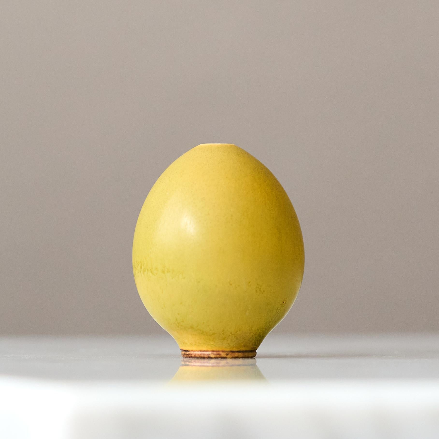 Gelbe eiförmige Steingutvase Berndt Friberg. Gustavsberg Studio, Schweden 1957 im Zustand „Gut“ im Angebot in Malmö, SE