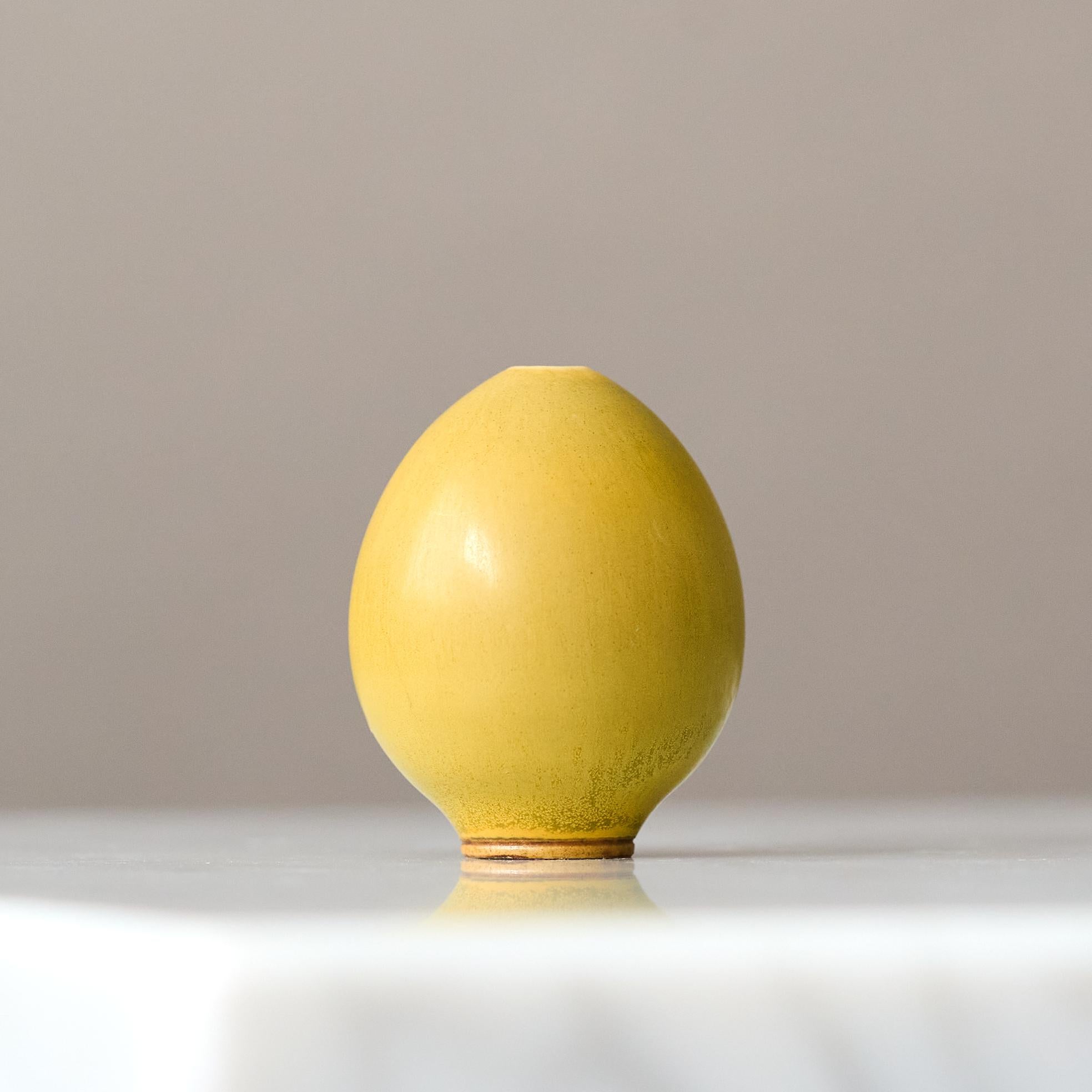 Gelbe eiförmige Steingutvase Berndt Friberg. Gustavsberg Studio, Schweden 1957 (Keramik) im Angebot