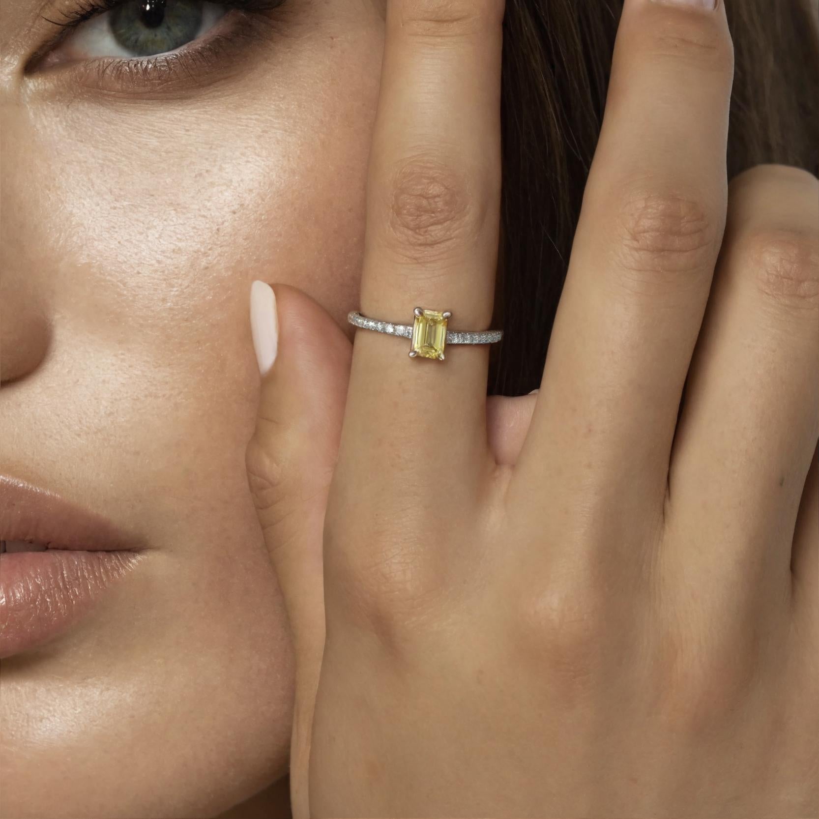 En vente :  Bague de fiançailles en or 14 carats taille émeraude jaune micro-pavé 2
