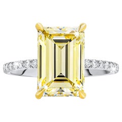 Anillo de compromiso de oro amarillo de 14 quilates con micropavé talla esmeralda