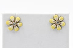 Boucles d'oreilles en or et diamants à fleurs de marguerite en émail jaune de Sandra J. Sensations