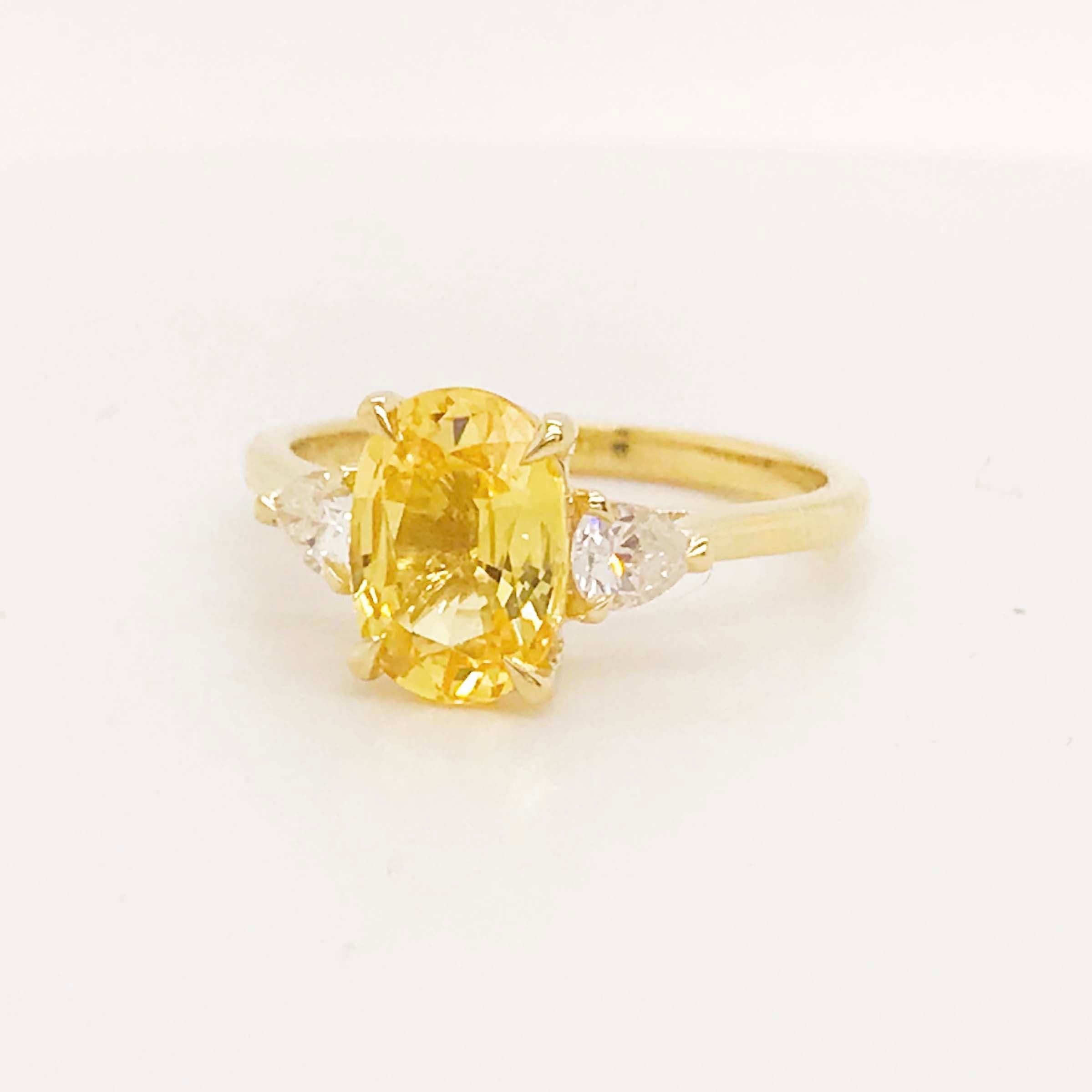 Gelber Verlobungsring mit Saphir 2,33 Karat 18 Karat dreisteinigen Diamanten () 3