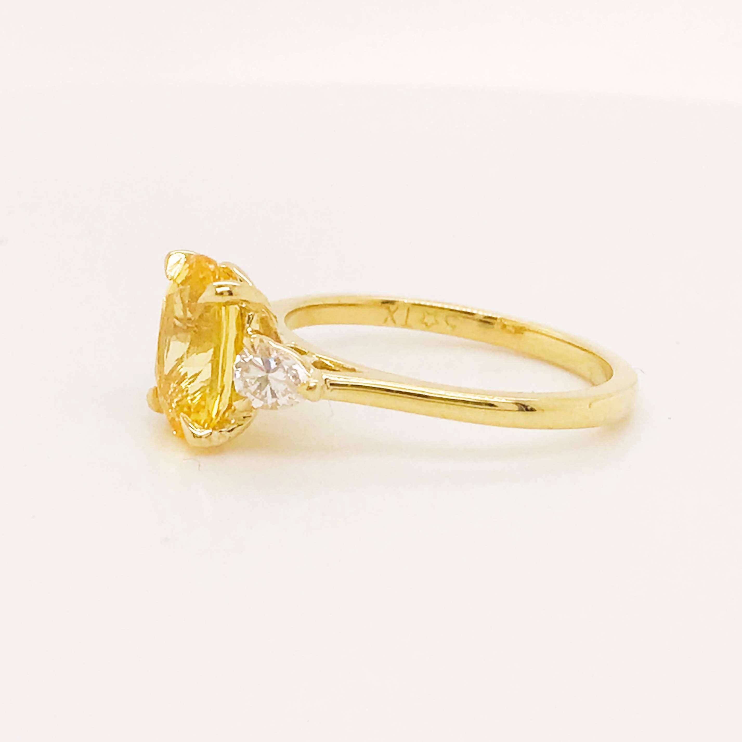 Gelber Verlobungsring mit Saphir 2,33 Karat 18 Karat dreisteinigen Diamanten () 4