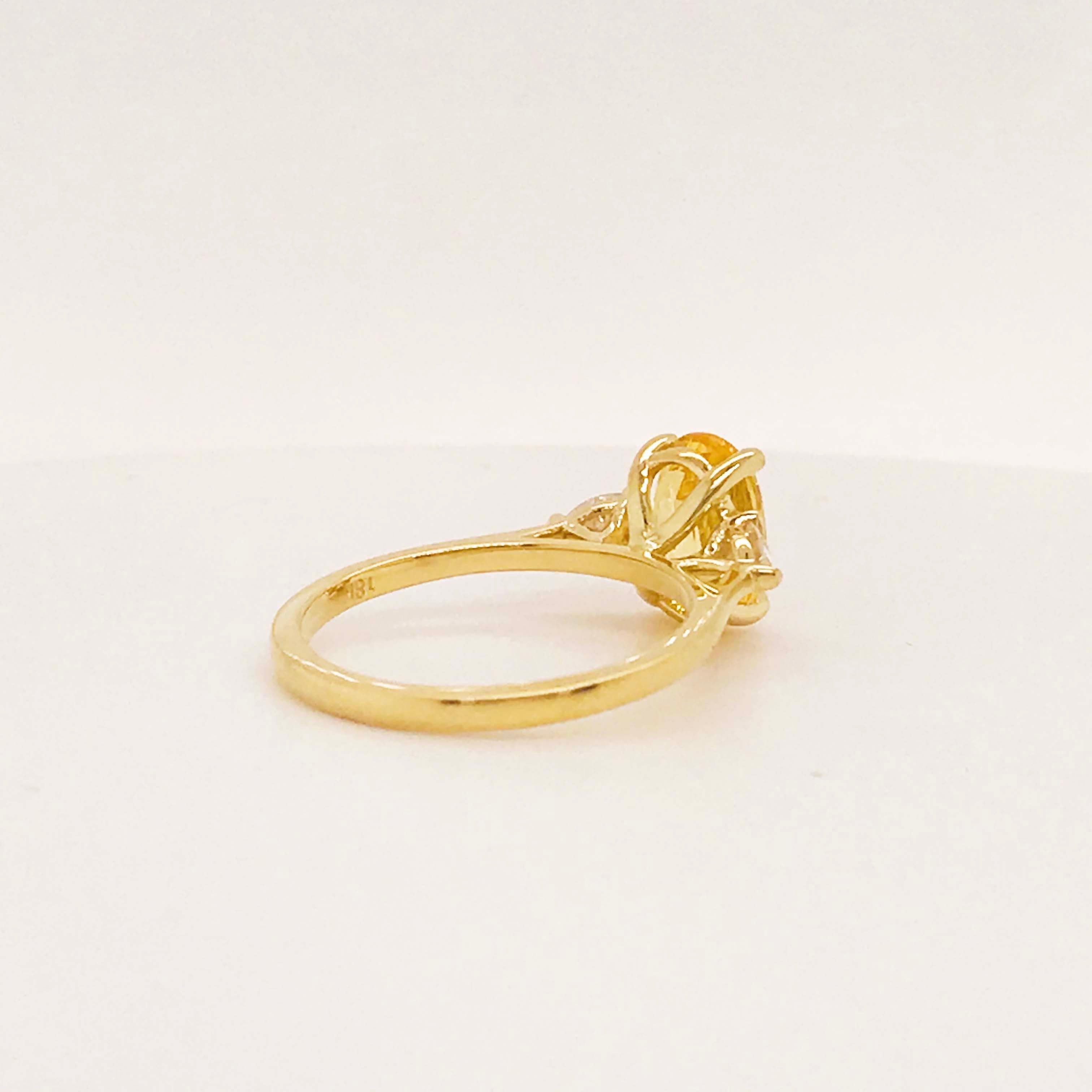 Gelber Verlobungsring mit Saphir 2,33 Karat 18 Karat dreisteinigen Diamanten () 6