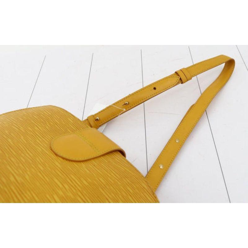 Louis Vuitton Cluny Umhängetasche aus gelbem Epi-Leder mit goldfarbenen Beschlägen, einem einzelnen flachen Schulterriemen mit Verstellmöglichkeit, geprägtem Logo in der vorderen Ecke, farblich abgestimmtem Alcantara-Futter, einem einzelnen Fach an