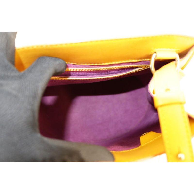 Gelbe Louis Vuitton Cluny-Umhängetasche aus Epi-Leder mit goldfarbenen Beschlägen 1