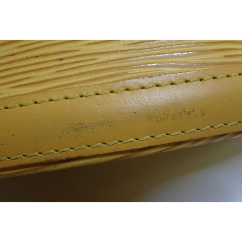 Gelbe Louis Vuitton Cluny-Umhängetasche aus Epi-Leder mit goldfarbenen Beschlägen 5