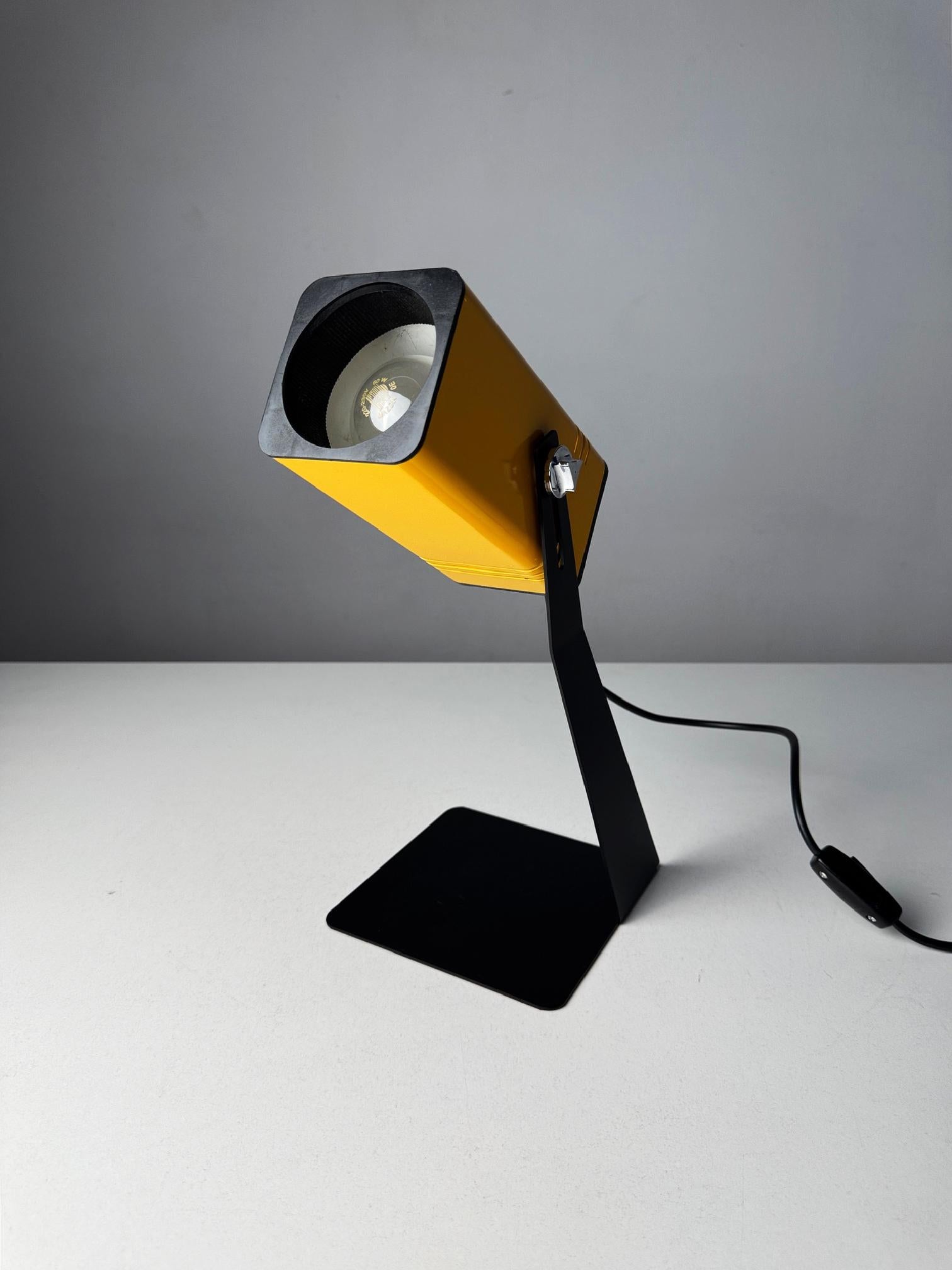 Cette lampe de table rouge Fase Spot des années 1970, produite par l'emblématique société espagnole Fase, est un exemple audacieux de l'éclairage moderne du milieu du siècle dernier. Connues pour leurs designs distincts et la qualité de leur