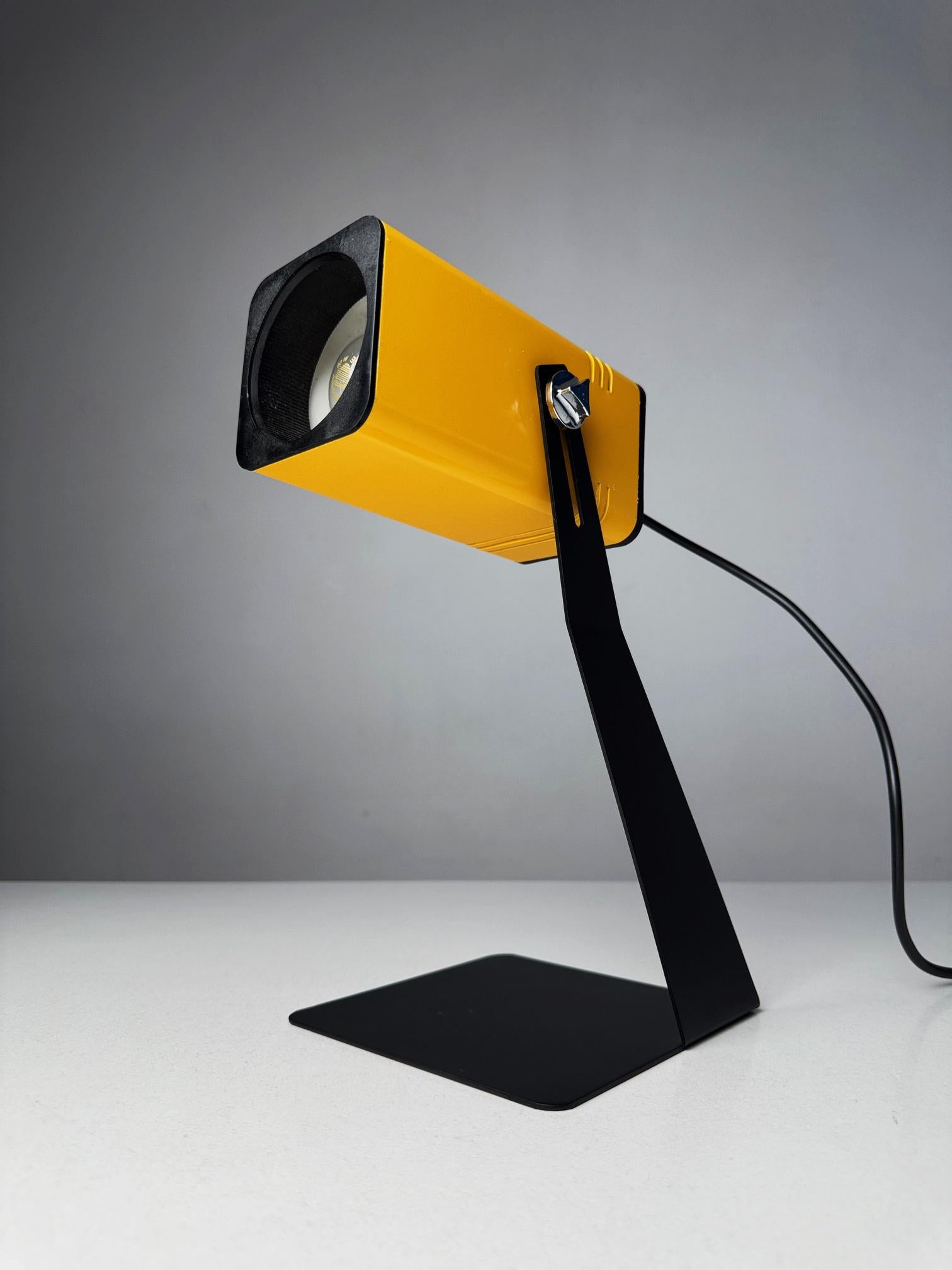 Espagnol Lampe de table Spot jaune de Fase des années 1970, produite par FASE, Espagne en vente