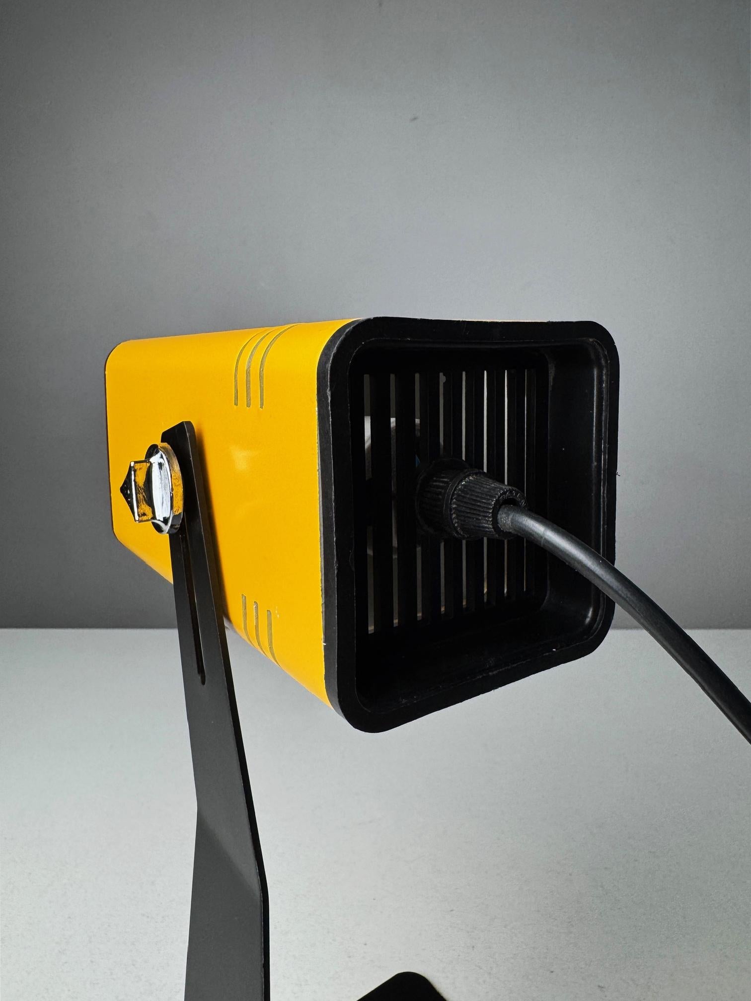 Métal Lampe de table Spot jaune de Fase des années 1970, produite par FASE, Espagne en vente