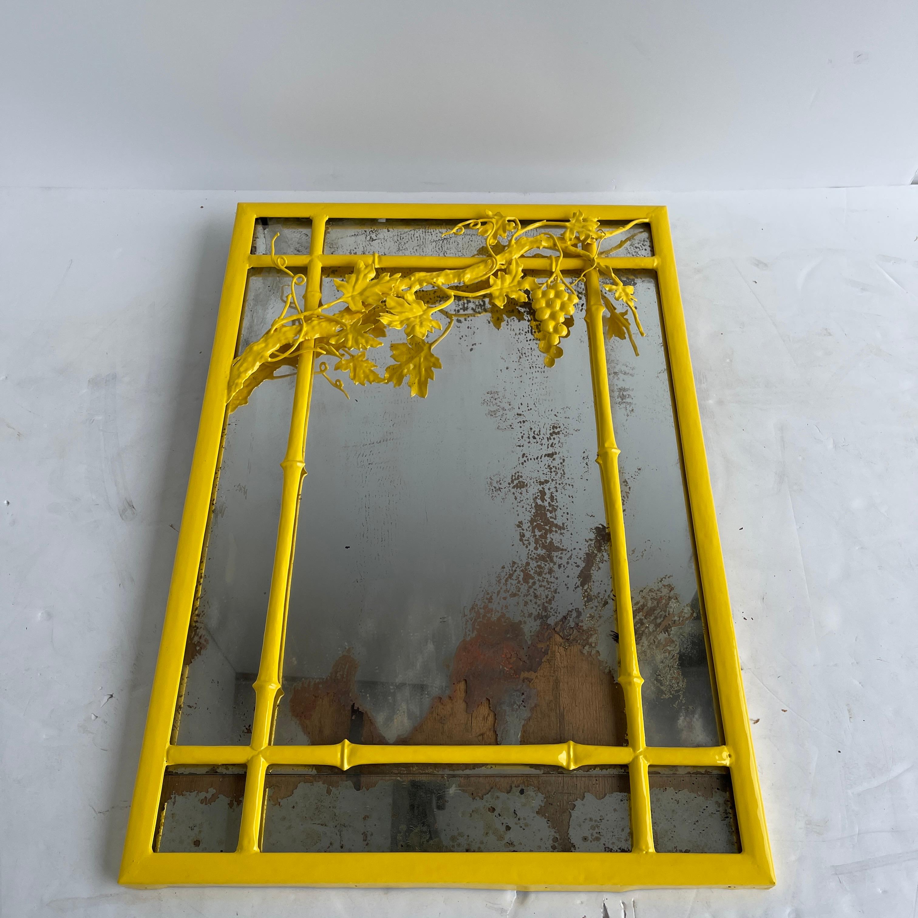 Specchio da parete giallo in finto bambù con design a grappolo, metà secolo moderno in vendita 4
