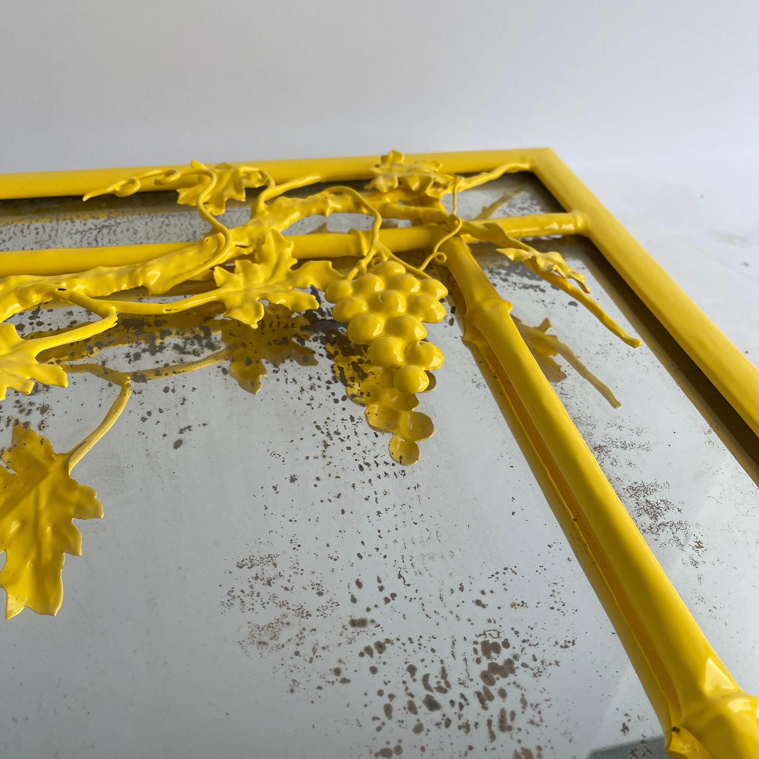 Specchio da parete giallo in finto bambù con design a grappolo, metà secolo moderno in vendita 6