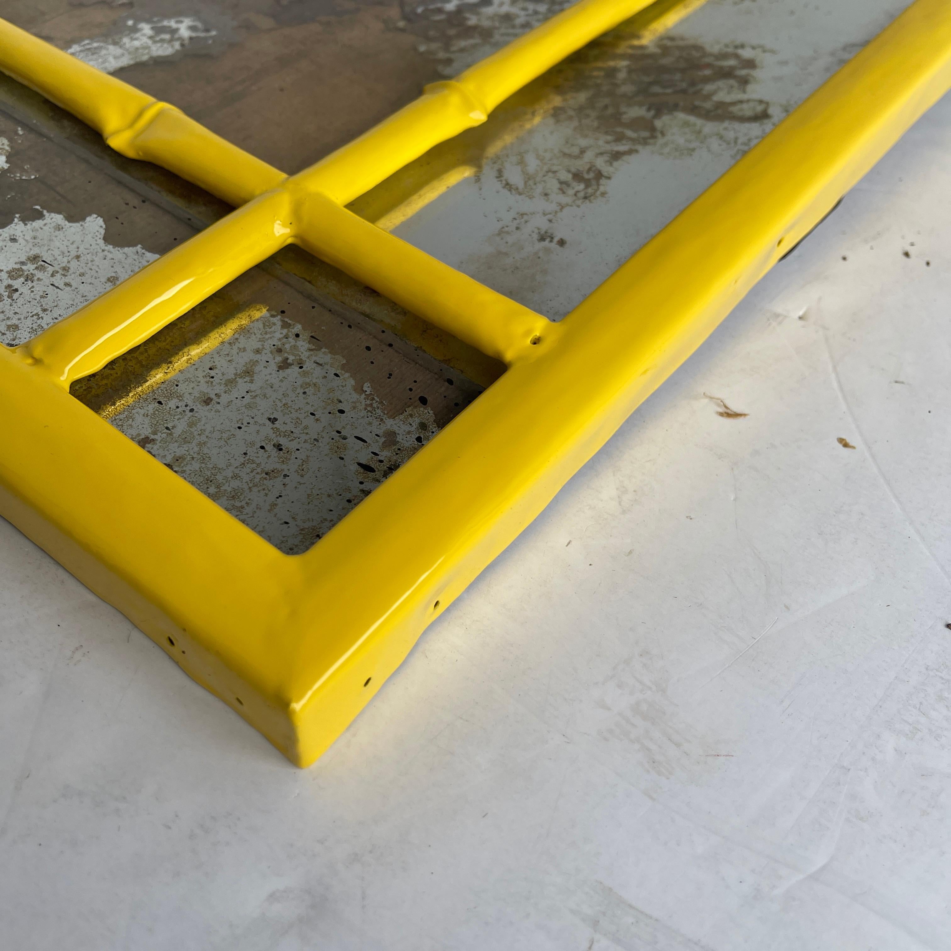 Specchio da parete giallo in finto bambù con design a grappolo, metà secolo moderno in vendita 7