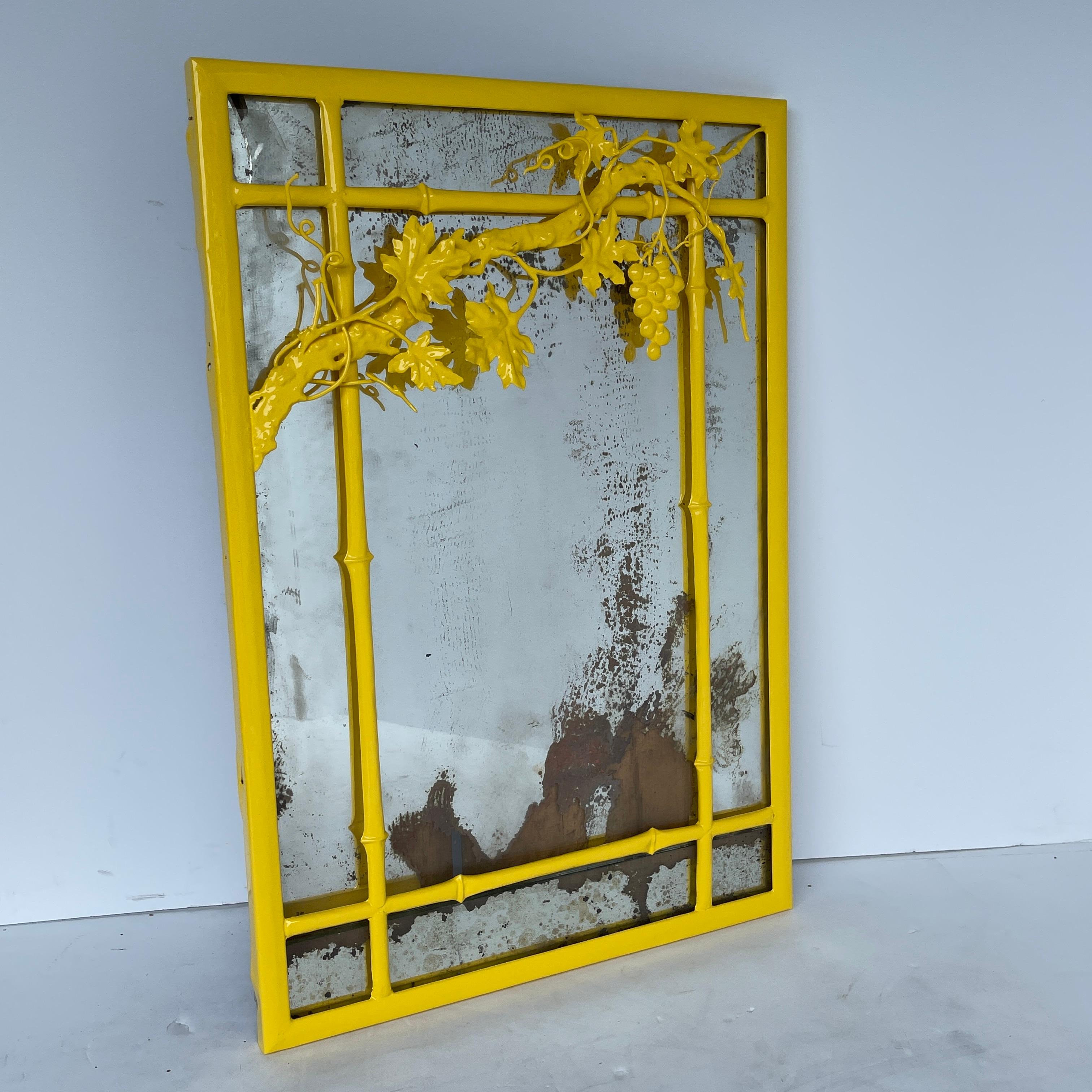 Gelber Wandspiegel aus Kunstbambus mit Traubenmuster, Mid-Century Modern (Moderne der Mitte des Jahrhunderts) im Angebot