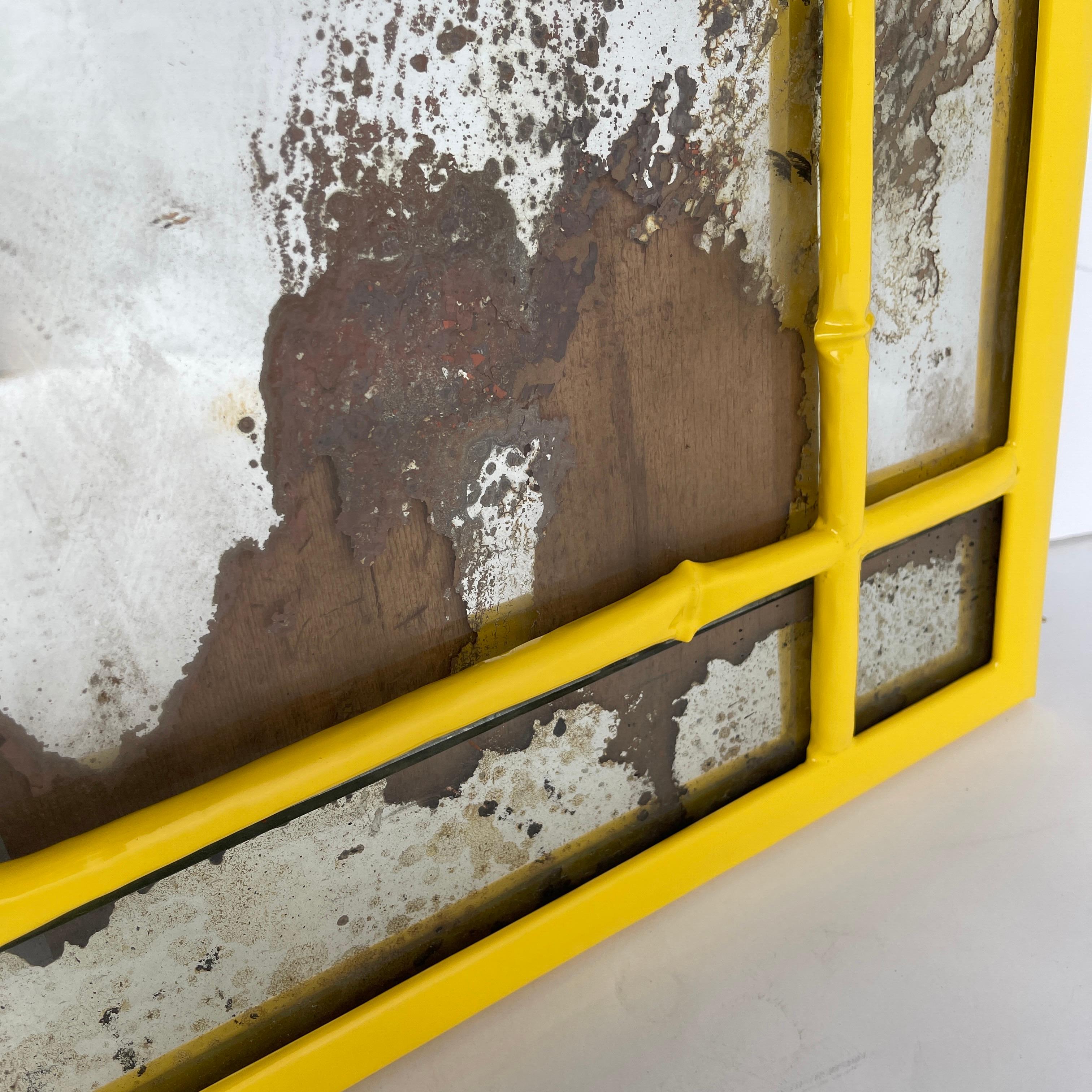 Verniciatura a polvere Specchio da parete giallo in finto bambù con design a grappolo, metà secolo moderno in vendita