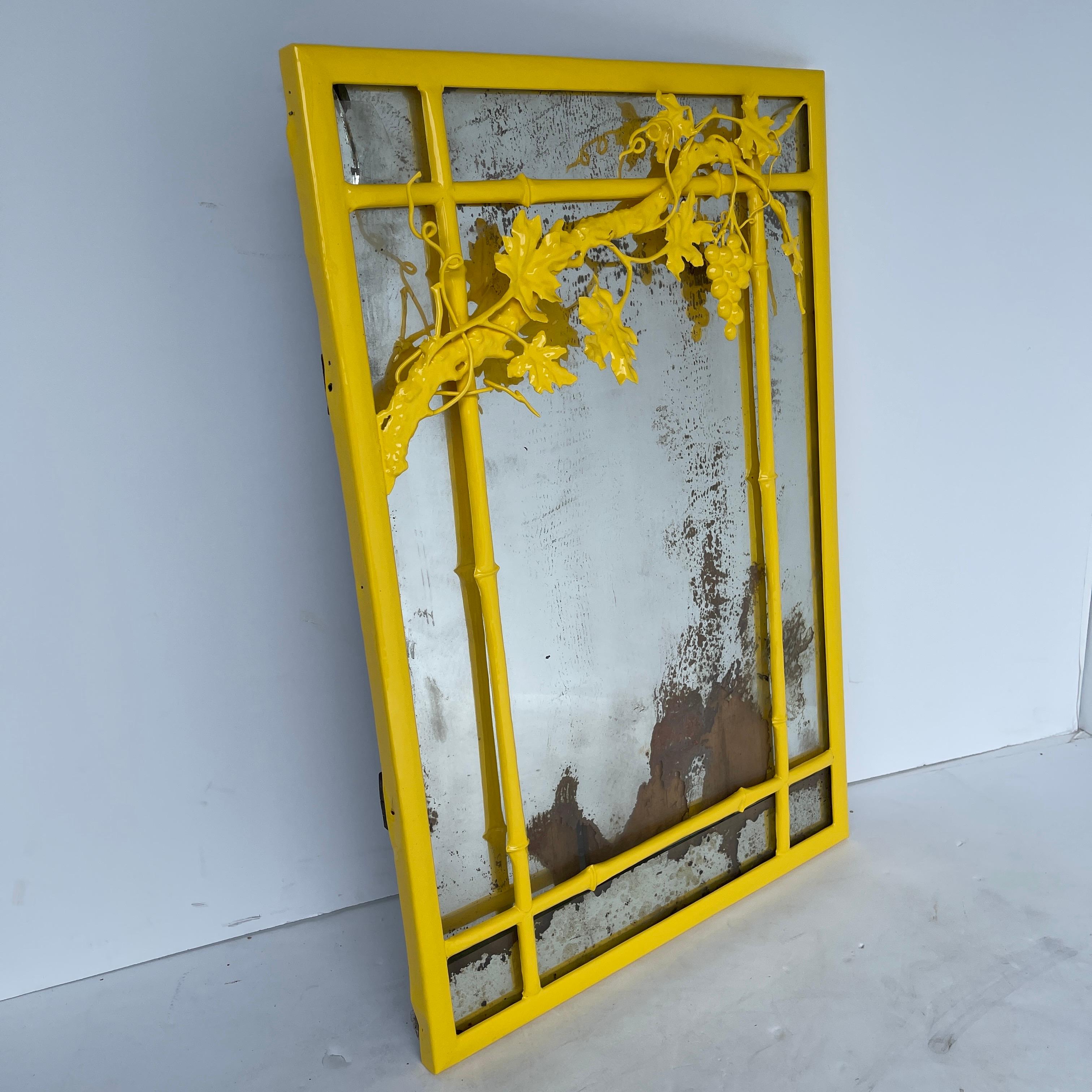 Gelber Wandspiegel aus Kunstbambus mit Traubenmuster, Mid-Century Modern (Metall) im Angebot