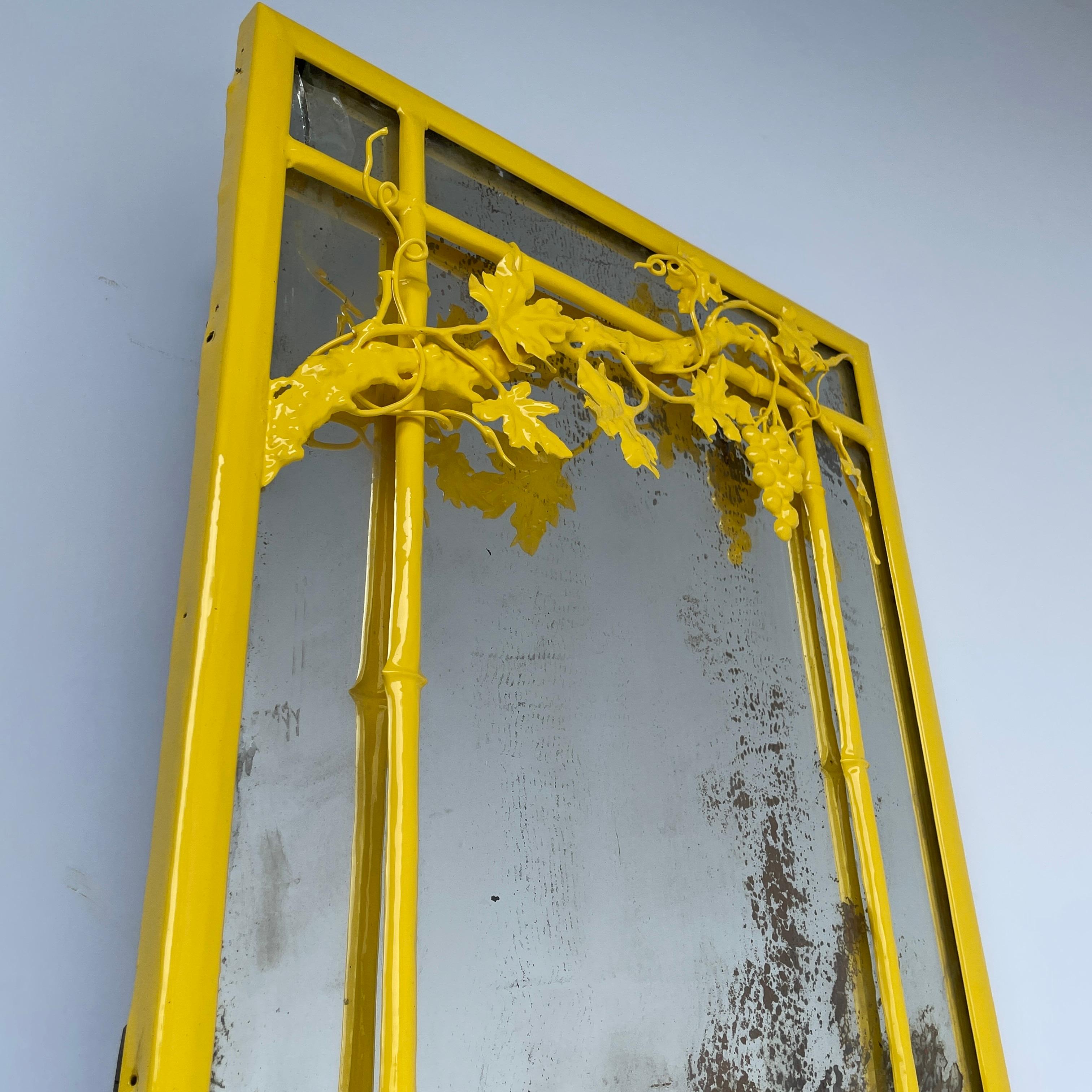 Gelber Wandspiegel aus Kunstbambus mit Traubenmuster, Mid-Century Modern im Angebot 1