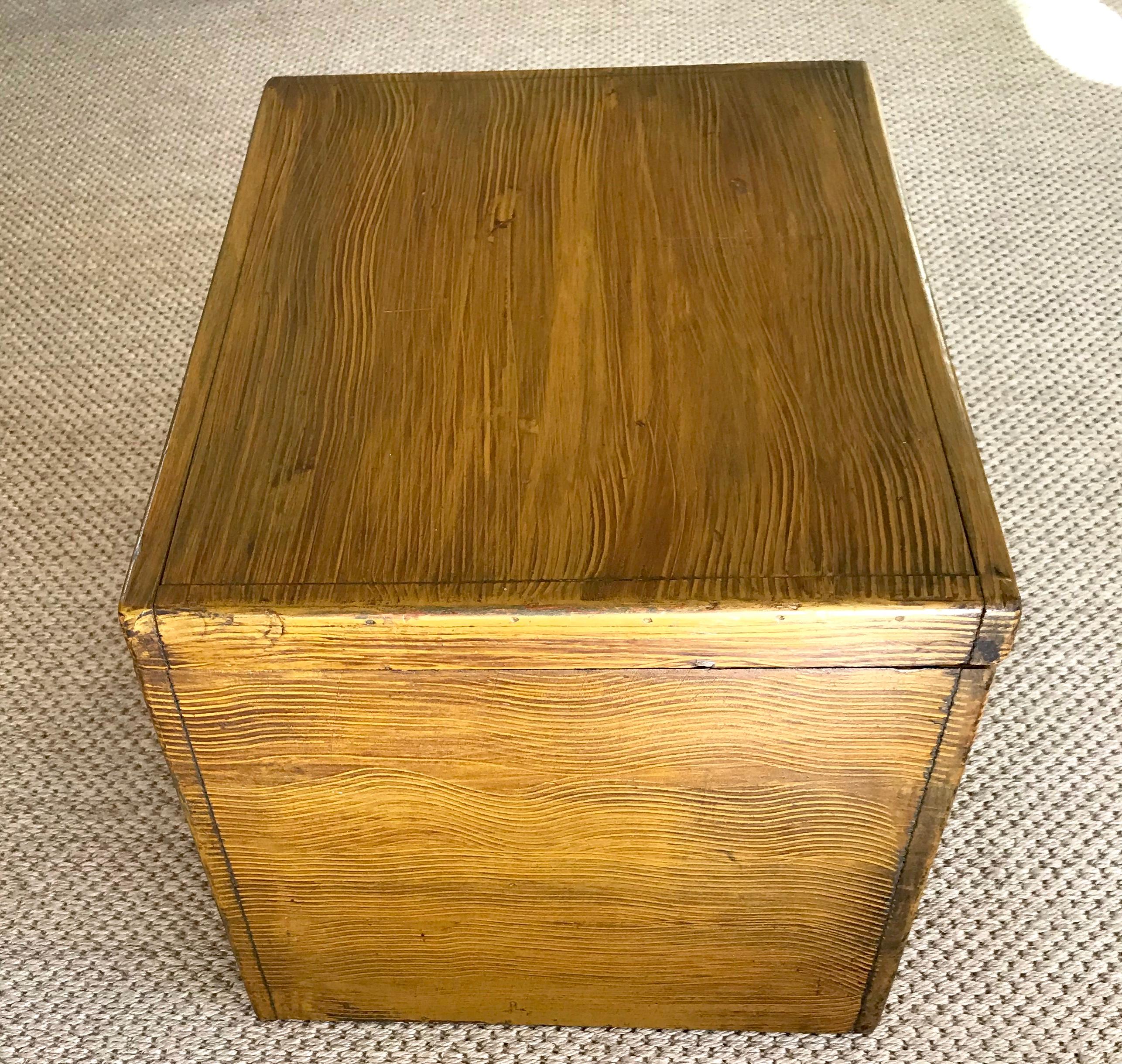 Yellow faux-bois pine box. Vintage American yellow wood-grain painted lidded chest with natural pine interior for storage and occasional coffee table. United States, early 20th century
Dimensions: 20