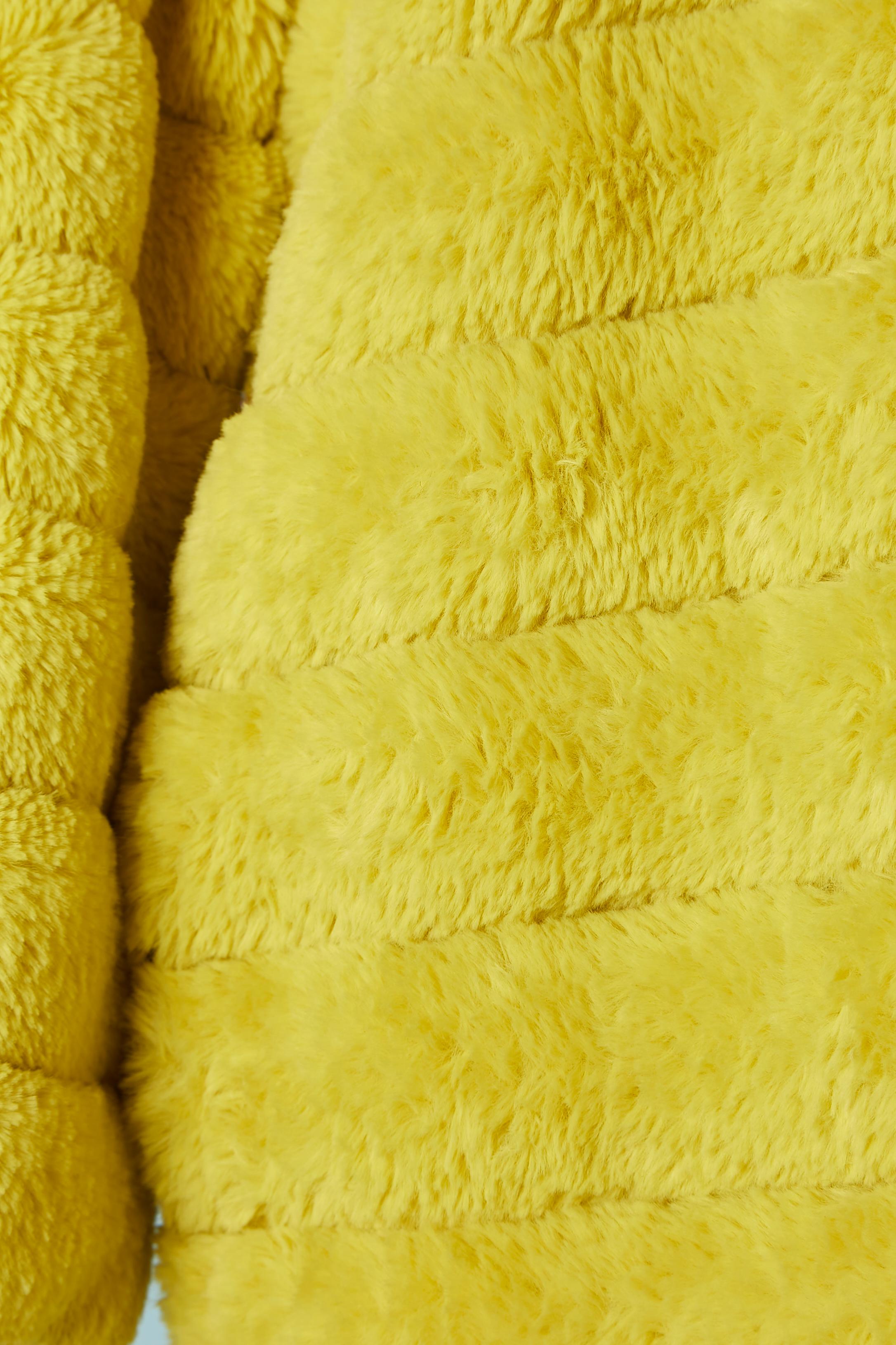 Yellow faux fur edge to edge coat with laser cut and pocket on both side  In Excellent Condition For Sale In Saint-Ouen-Sur-Seine, FR