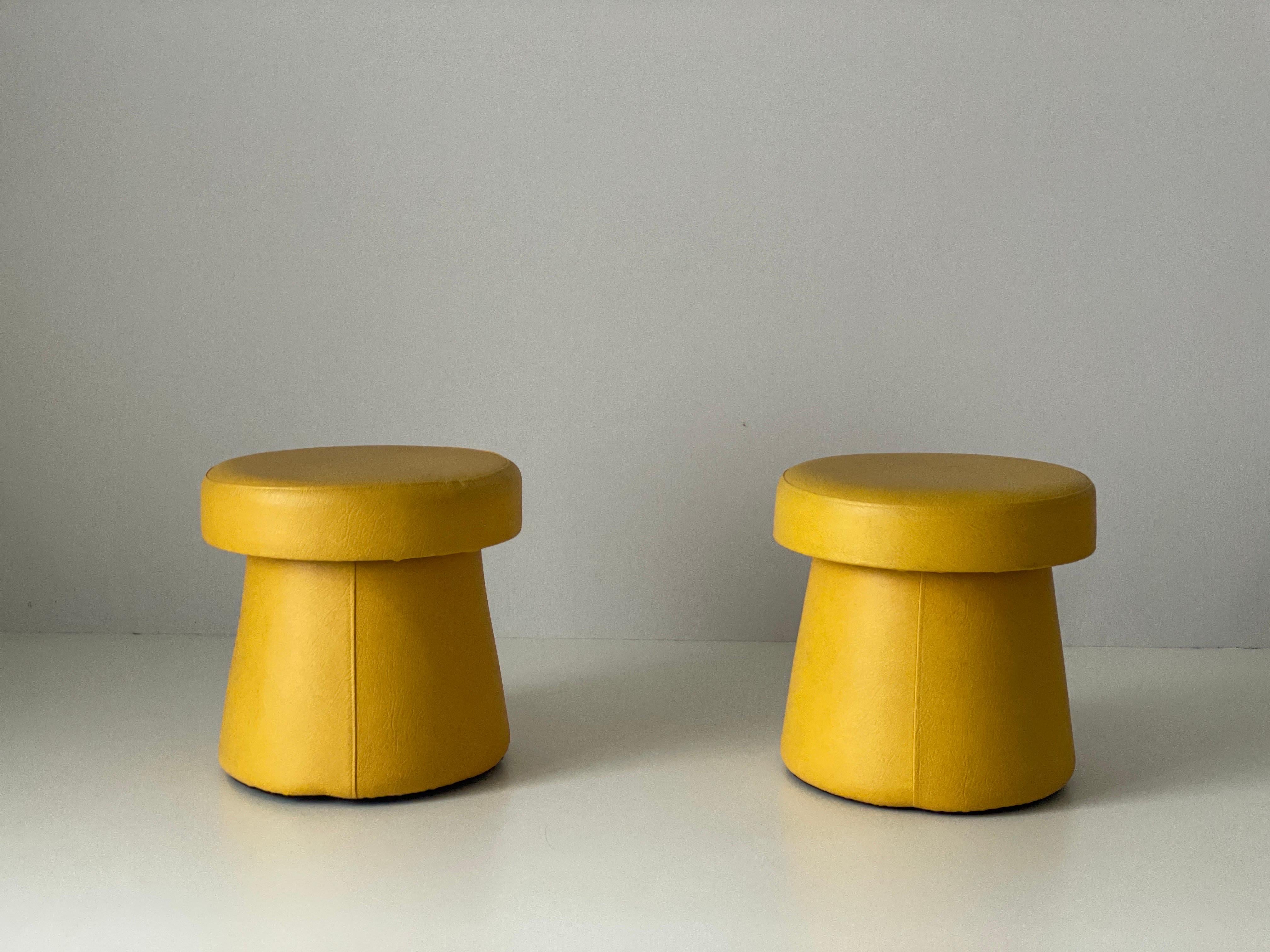 Coppia di sgabelli pouf in ecopelle gialla con spazio nascosto, anni '70, Germania

Misure :

Altezza: 40 cm
Diametro: 39 cm

Non esitare a chiederci se hai qualche domanda.
