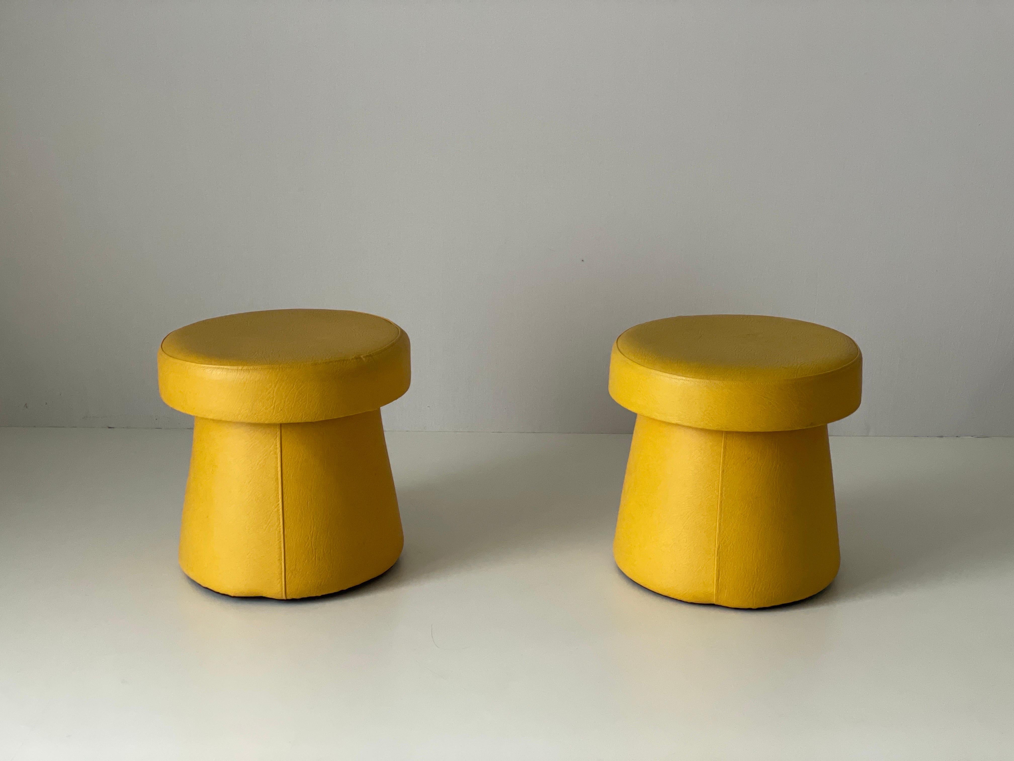 Space Age Coppia di sgabelli pouf in ecopelle gialla con spazio nascosto, anni '70, Germania in vendita