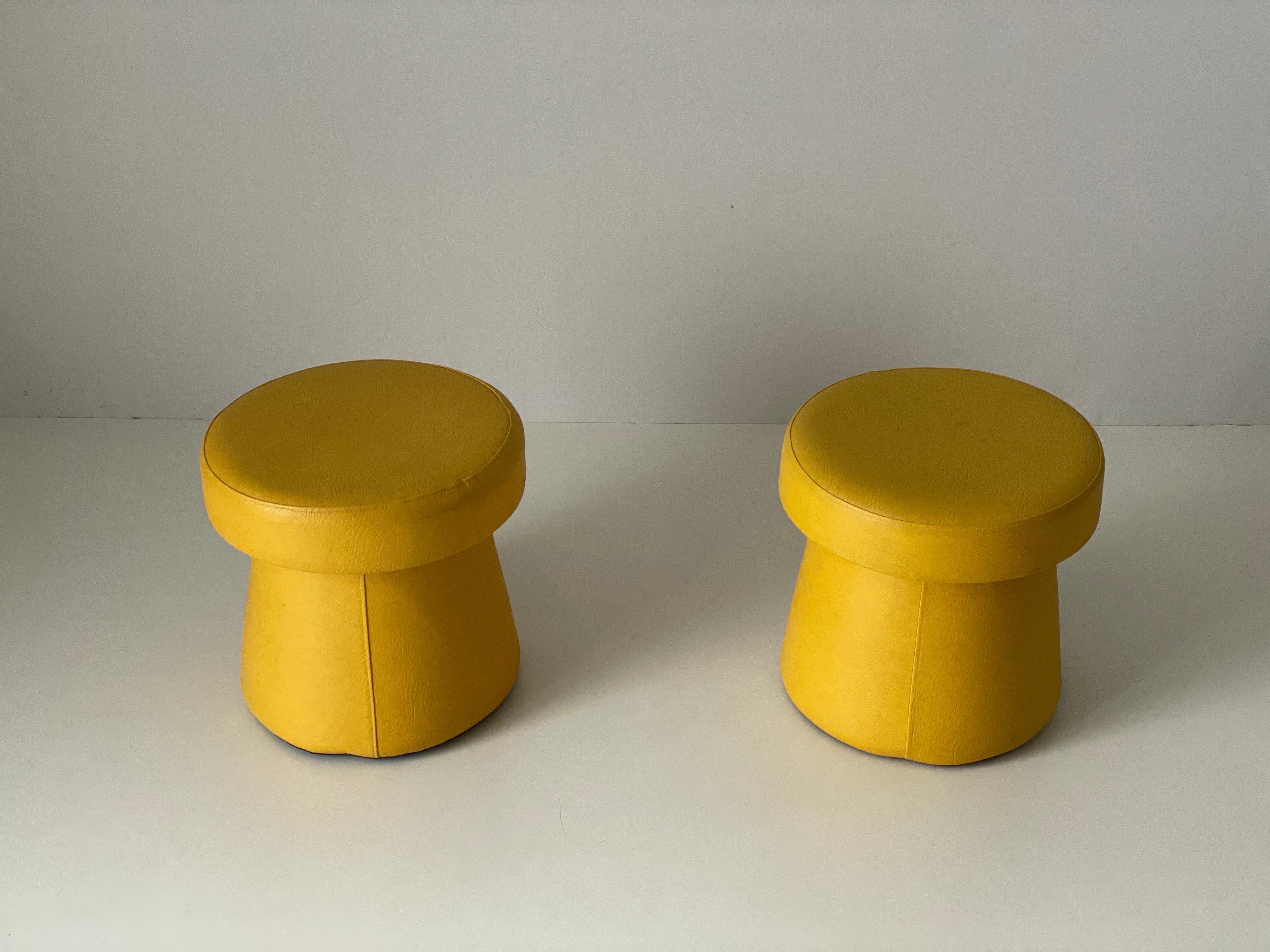 Coppia di sgabelli pouf in ecopelle gialla con spazio nascosto, anni '70, Germania In condizioni buone in vendita a Hagenbach, DE
