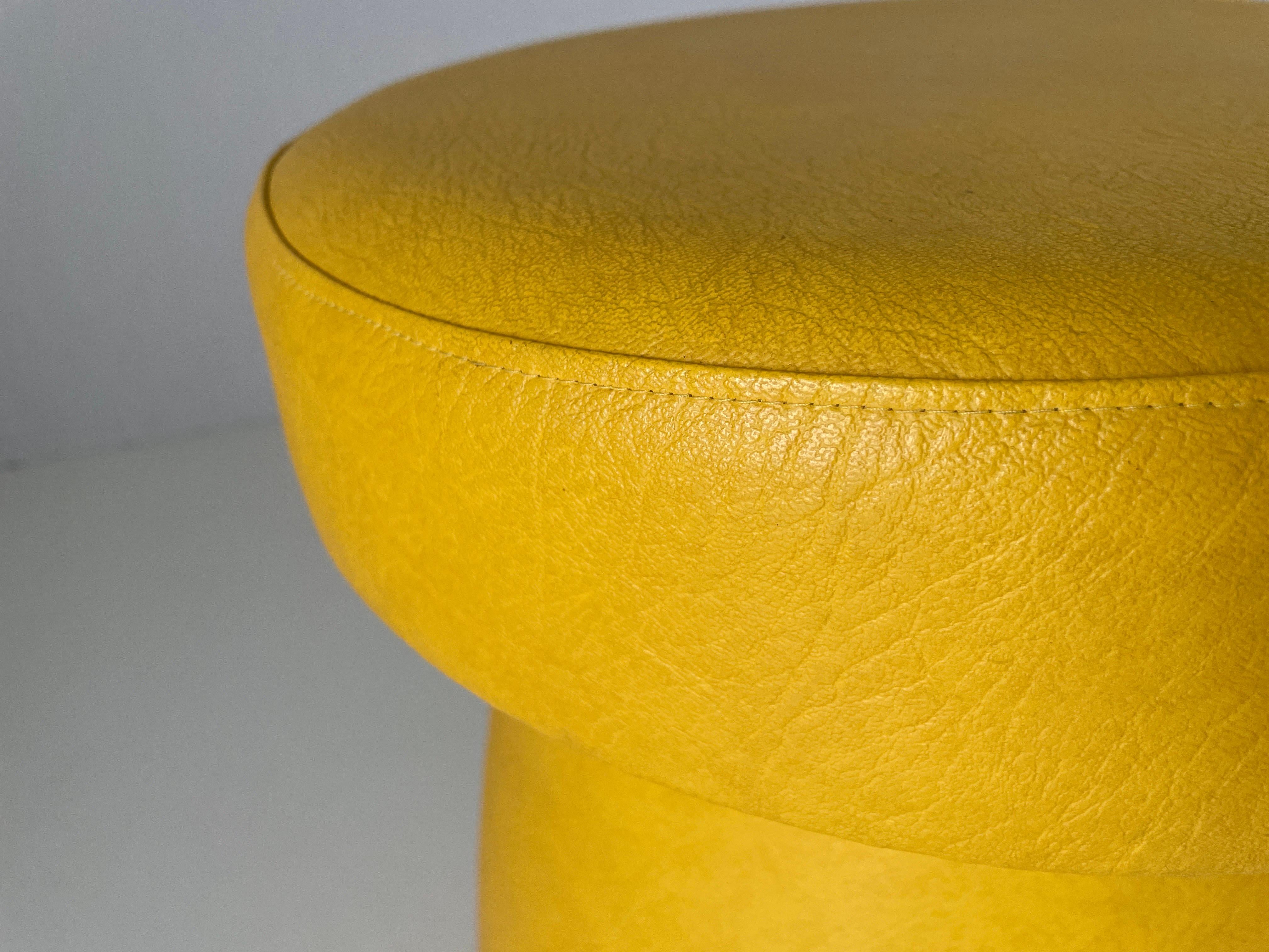 Materiale sintetico Coppia di sgabelli pouf in ecopelle gialla con spazio nascosto, anni '70, Germania in vendita