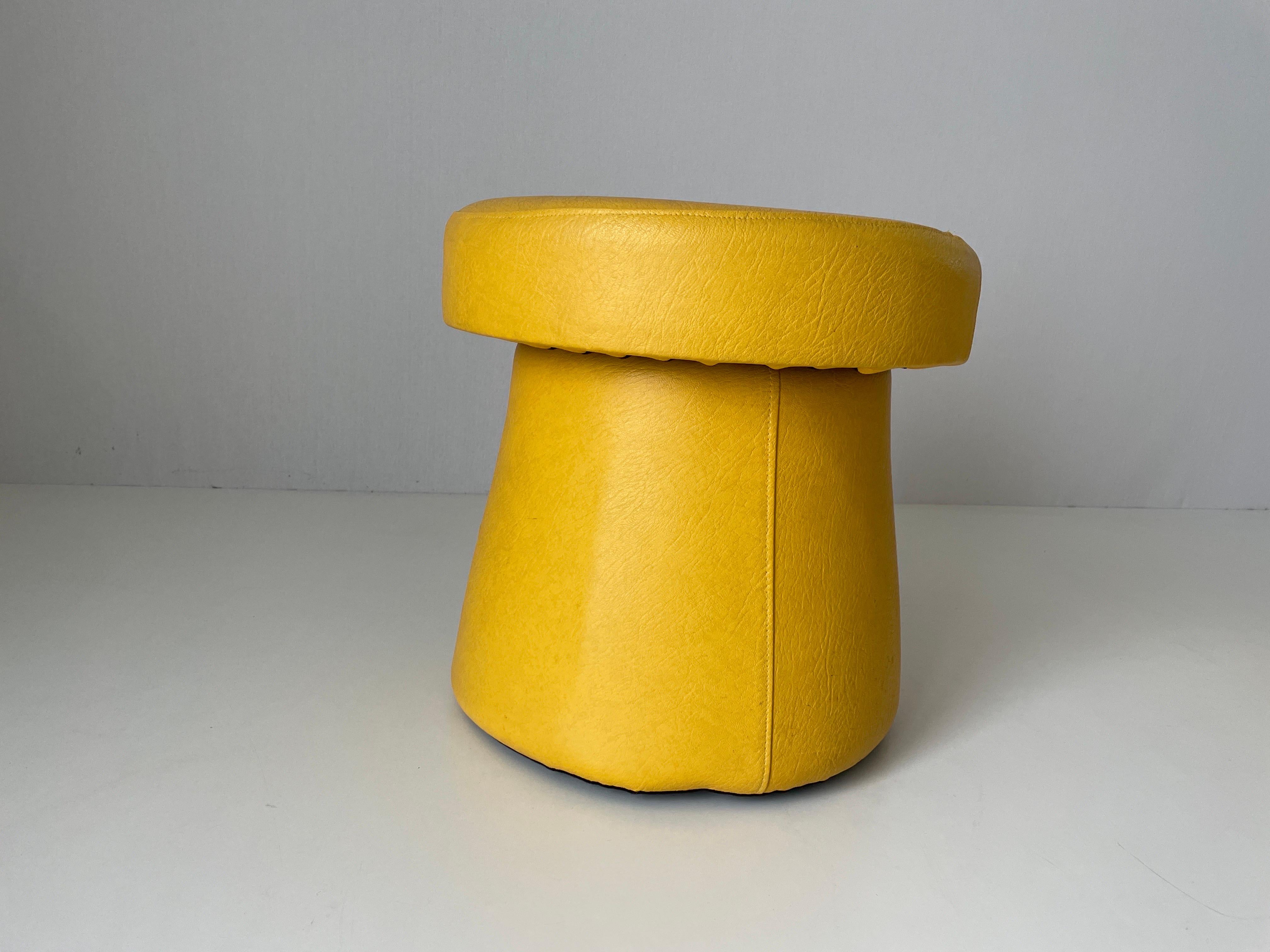 Coppia di sgabelli pouf in ecopelle gialla con spazio nascosto, anni '70, Germania in vendita 1