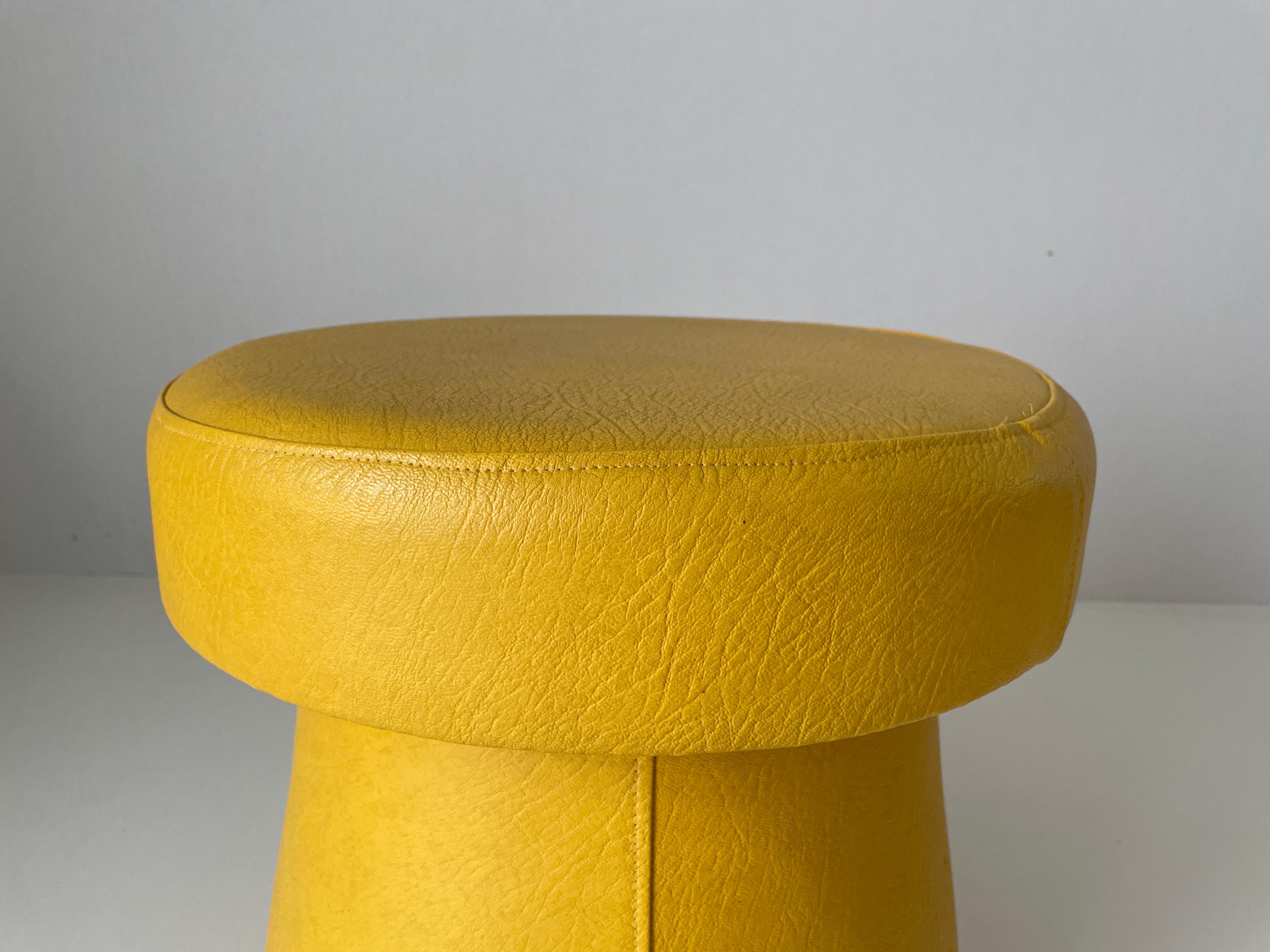 Coppia di sgabelli pouf in ecopelle gialla con spazio nascosto, anni '70, Germania in vendita 2