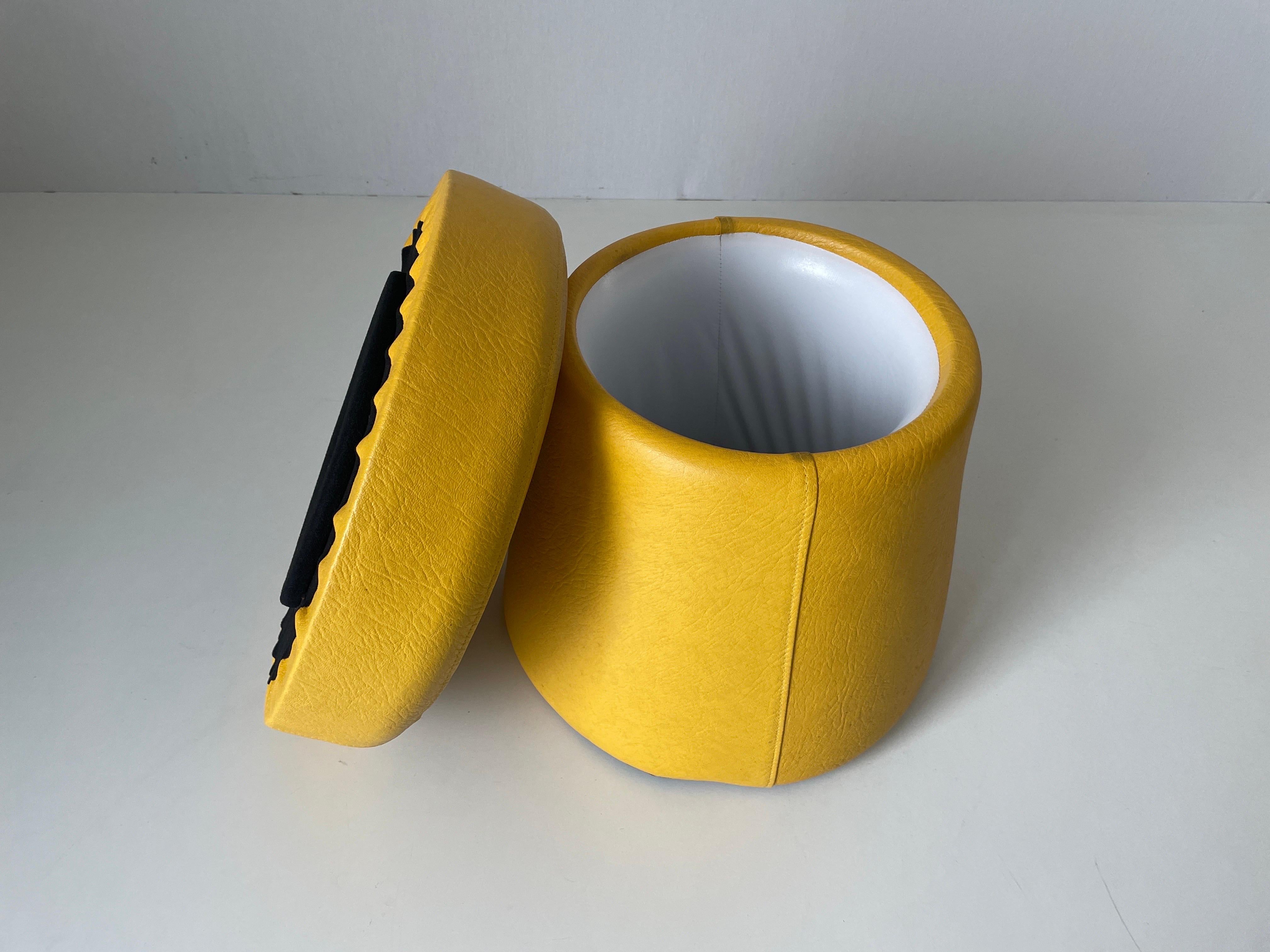 Coppia di sgabelli pouf in ecopelle gialla con spazio nascosto, anni '70, Germania in vendita 3