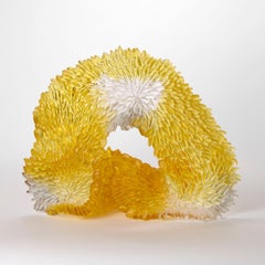 Sculpture en verre moulé texturé Yellow Fields, or et transparent de Nina Casson McGarva