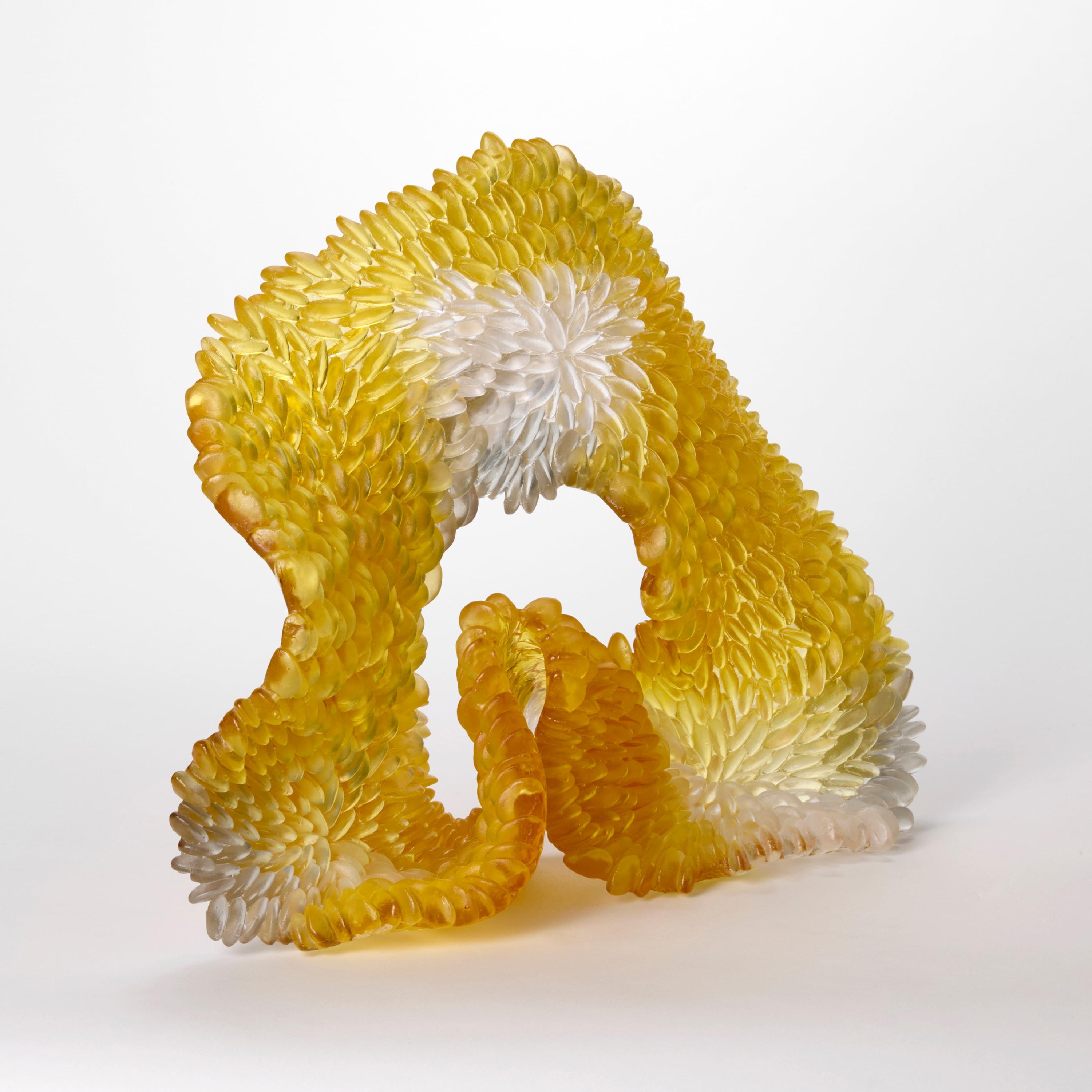 Organico moderno Yellow Fields, scultura in vetro fuso con texture oro e trasparente di Nina Casson McGarva in vendita