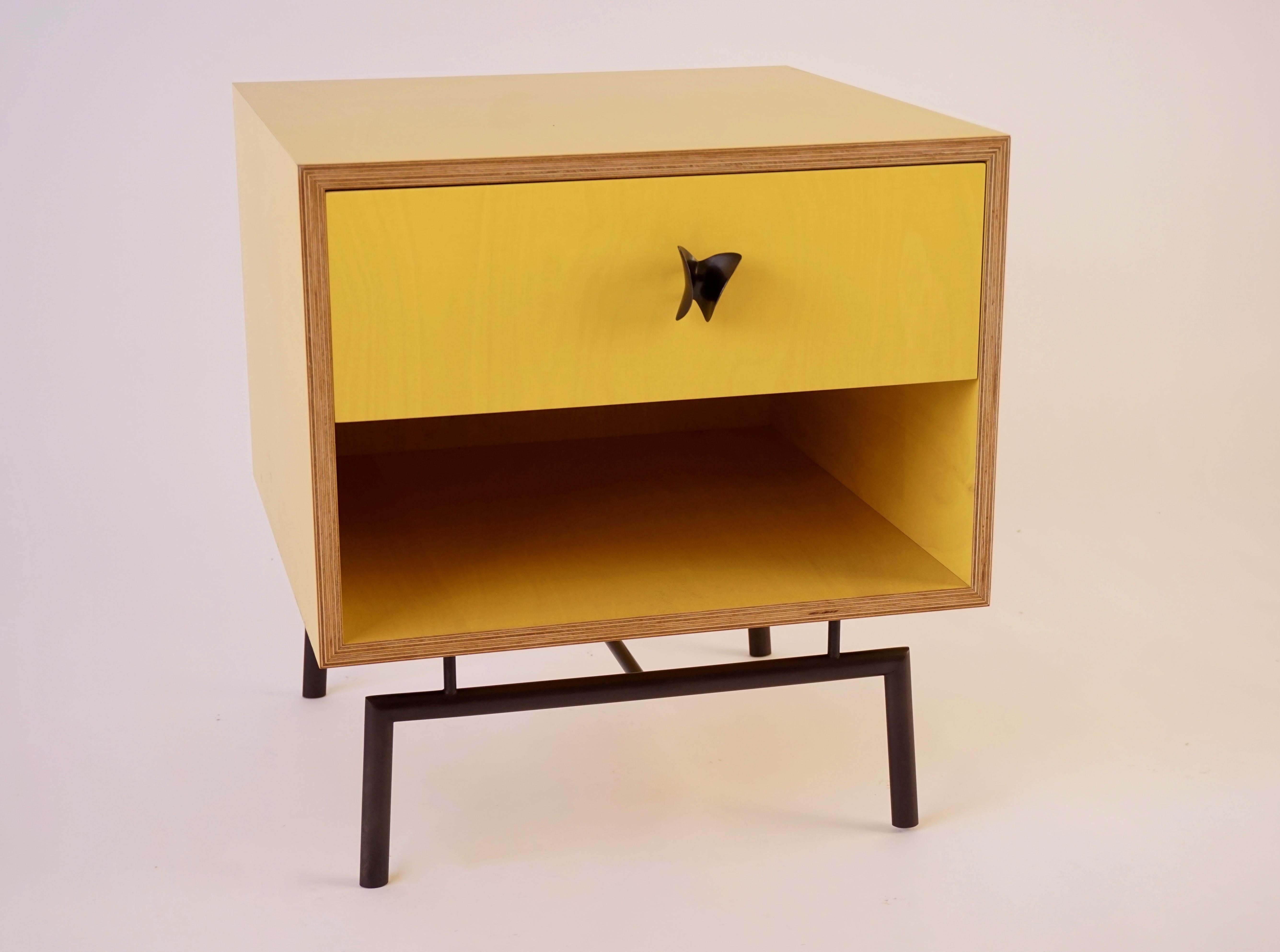 Américain Tables de chevet jaunes Finn Ply avec base en bronze et poignées papillon en bronze en vente