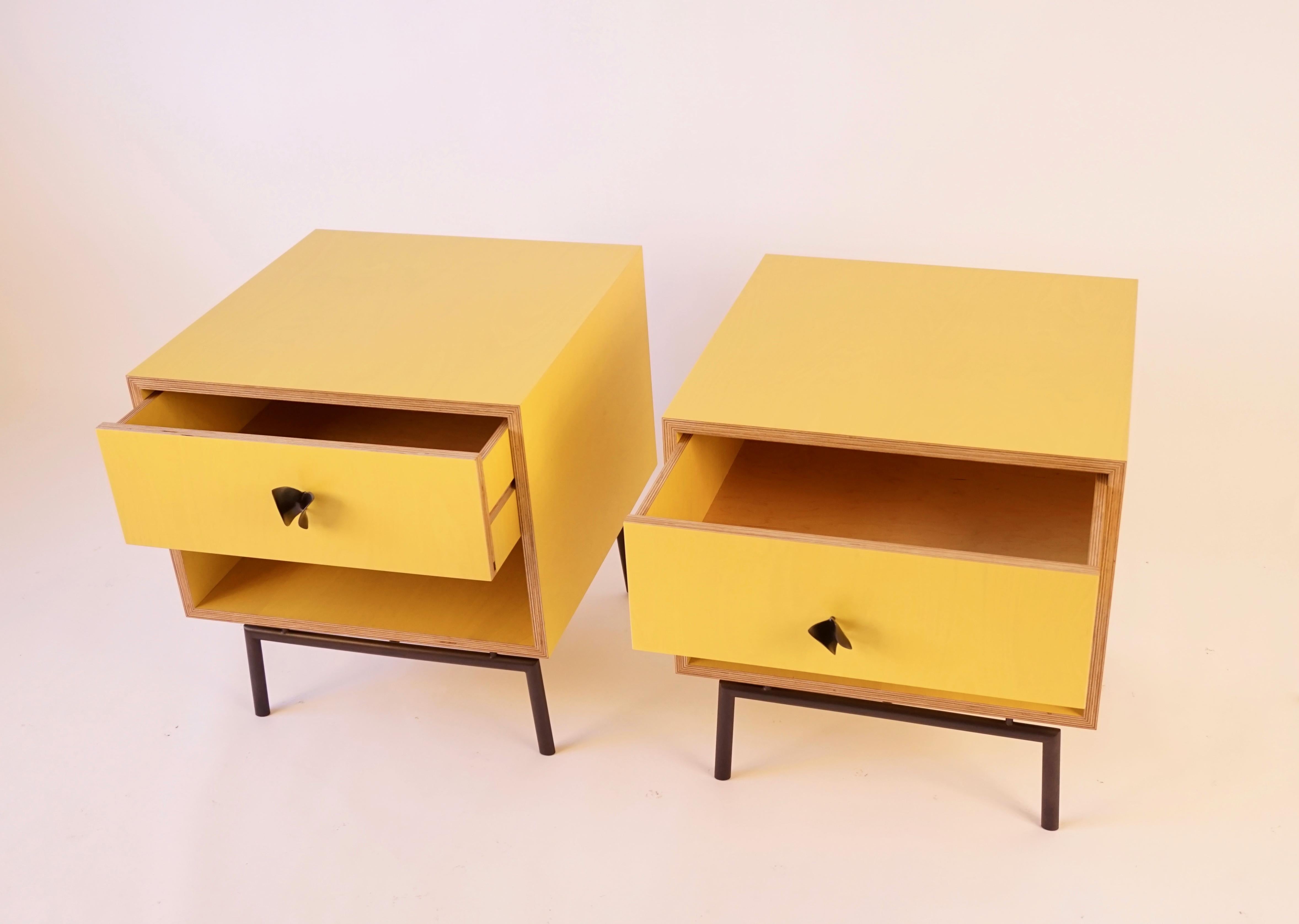 Contreplaqué Tables de chevet jaunes Finn Ply avec base en bronze et poignées papillon en bronze en vente