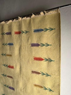 Tapis Rollakan à tissage plat jaune avec tulipes, Suède, années 1960