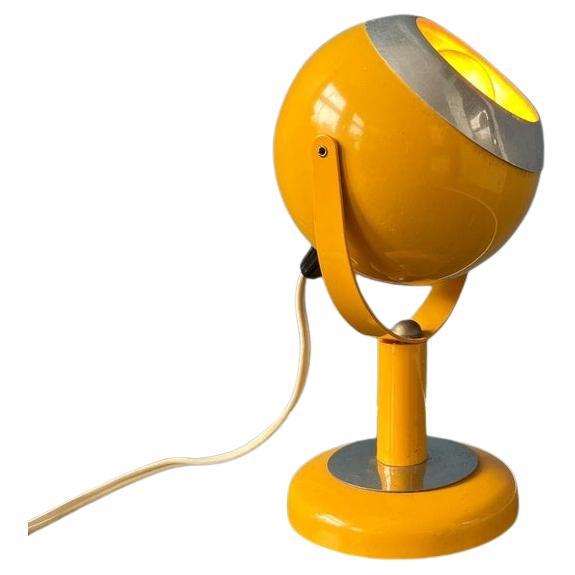 Lampada da tavolo a forma di bulbo oculare giallo e flessibile, anni '70