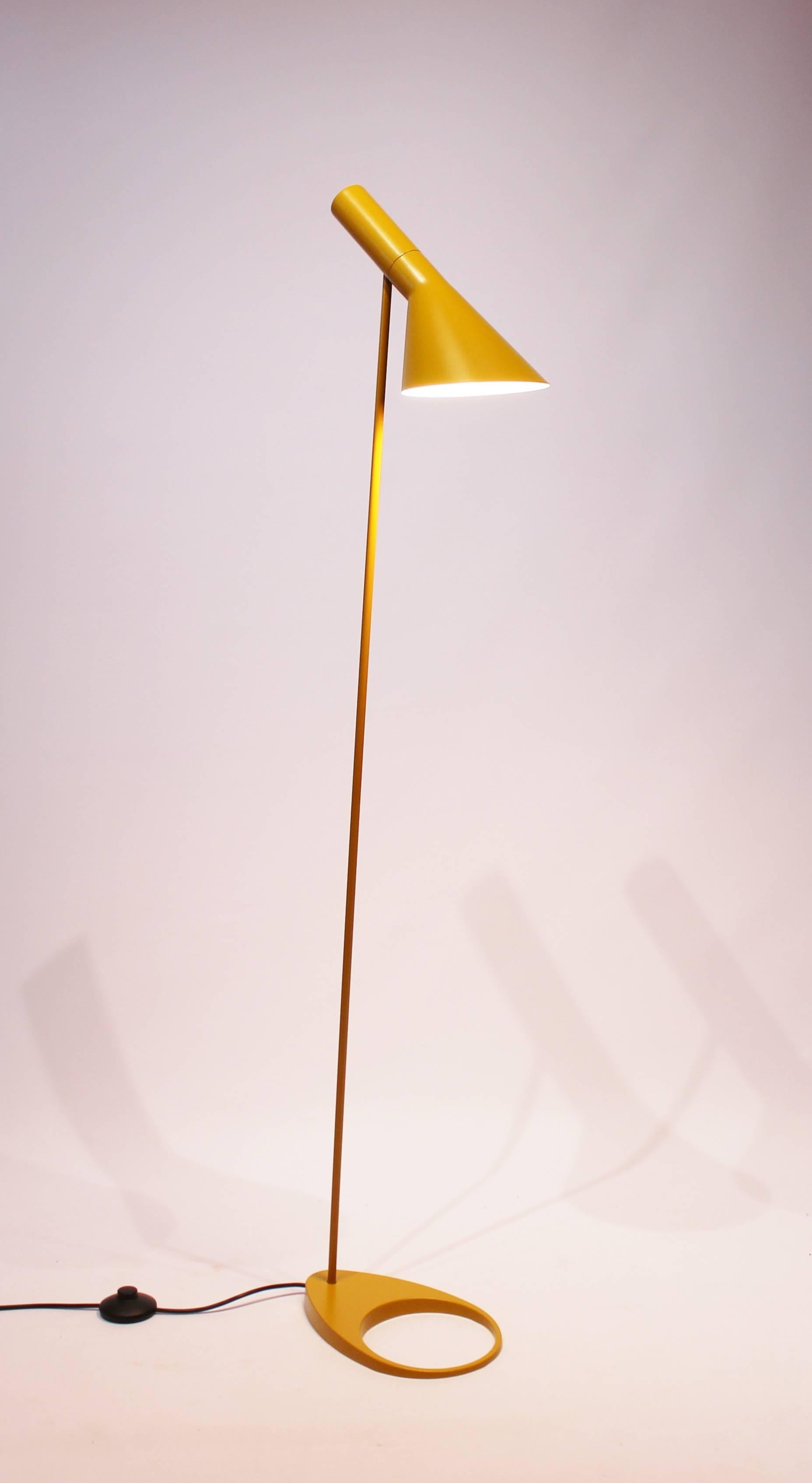 Yellow floor lamp designed by Arne Jacobsen in 1960 and manufactured by Louis Poulsen. The lamp is in great vintage condition and of Classic timeless Danish Design.