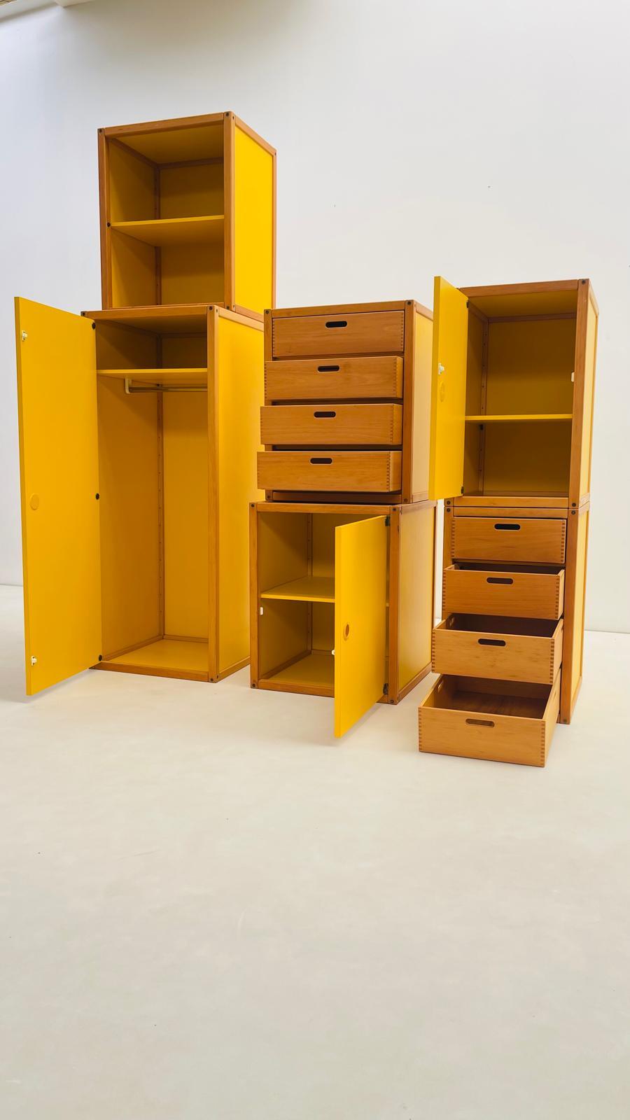 
Questo set di mobili modulari di Flötotto è stato prodotto in Germania negli anni Settanta. Questo set fa parte del noto sistema Möbelprogramm dell'azienda, progettato per la versatilità e l'uso quotidiano.

Costruiti con un'intelaiatura in legno