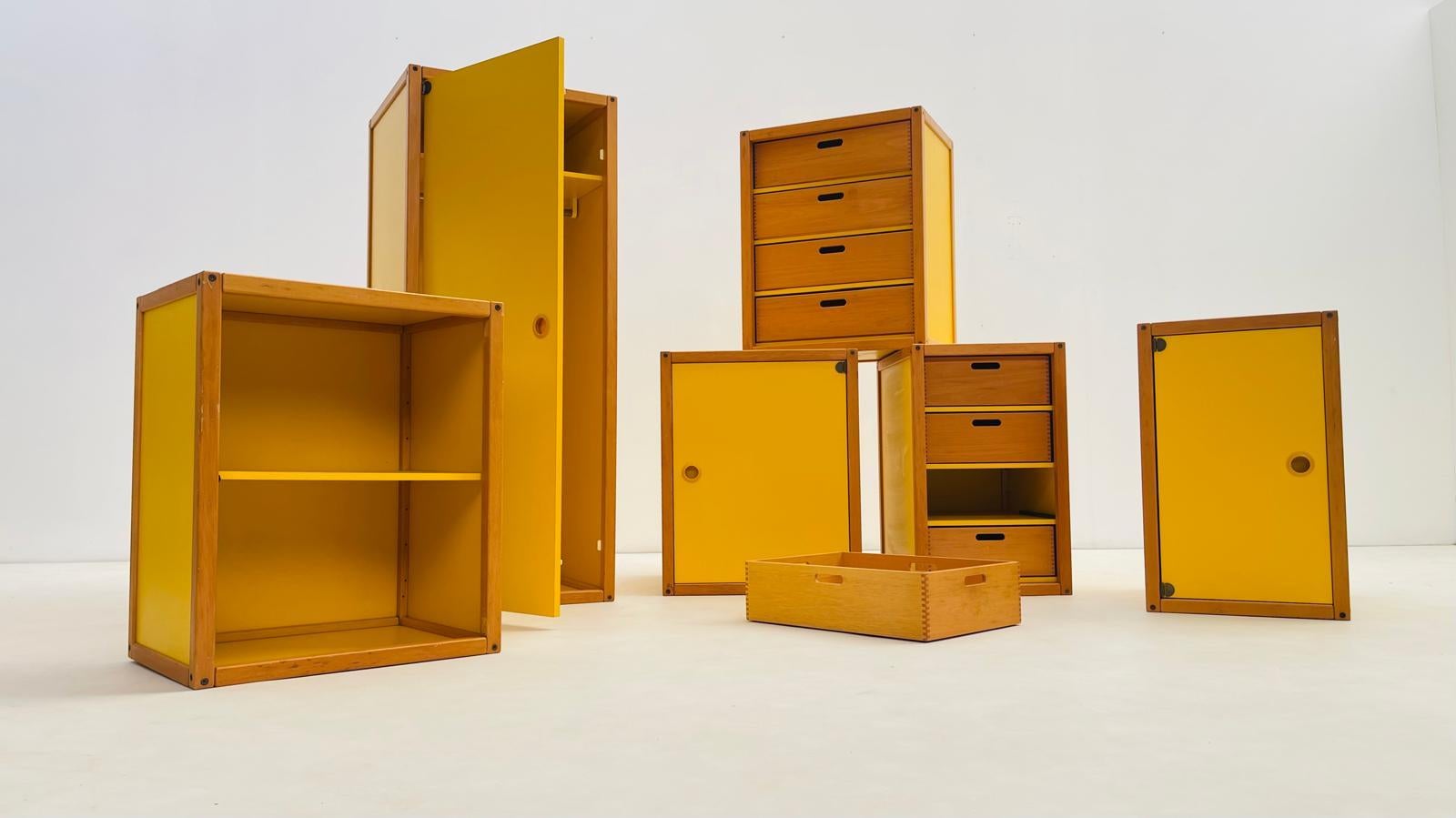 Legno Flötotto giallo - Set di mobili da camera in vendita