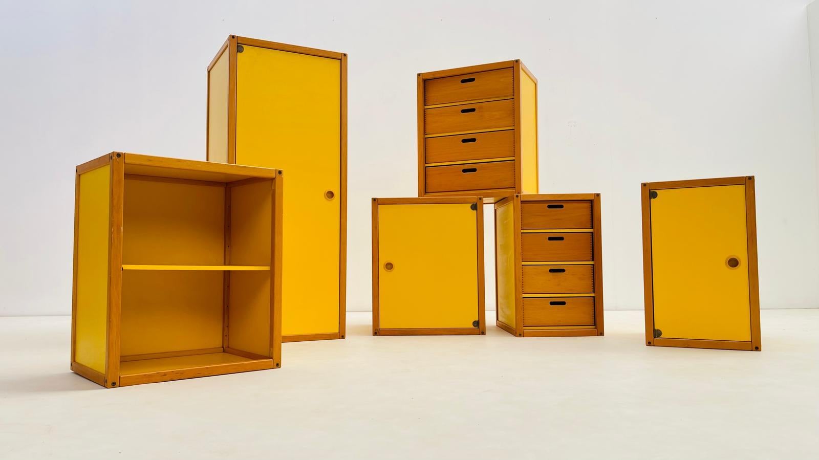 Flötotto giallo - Set di mobili da camera in vendita 1