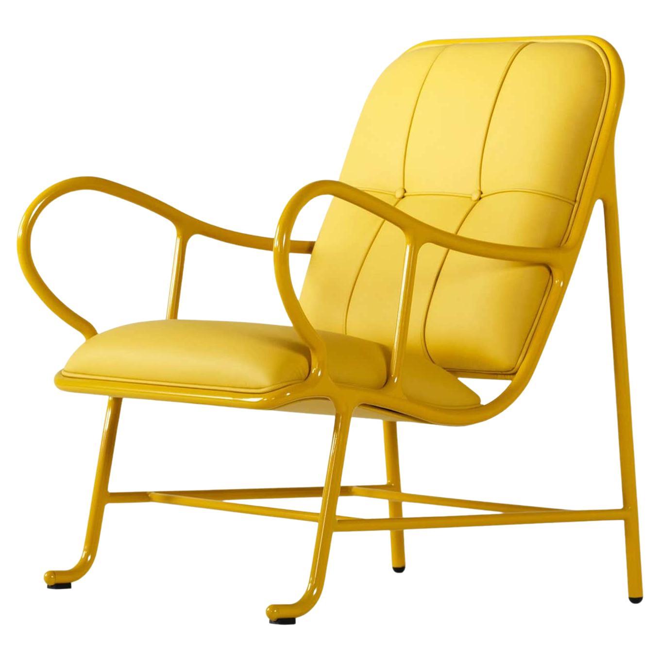 Gelber Gardenias-Sessel, Wohnzimmer mit hochglänzender Lederoberfläche