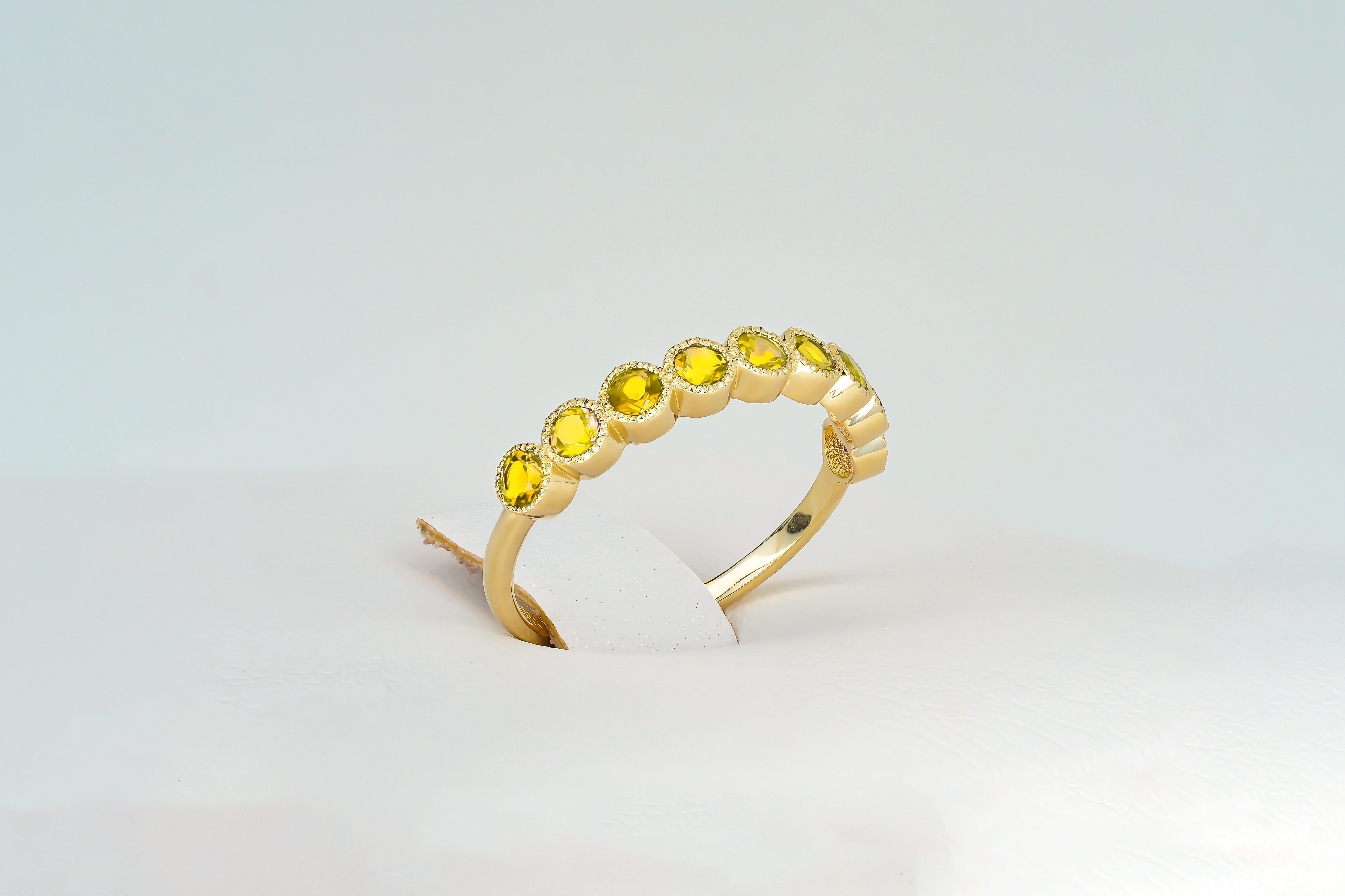 in vendita:  Anello con gemma gialla a mezza eternità in oro 14k 5