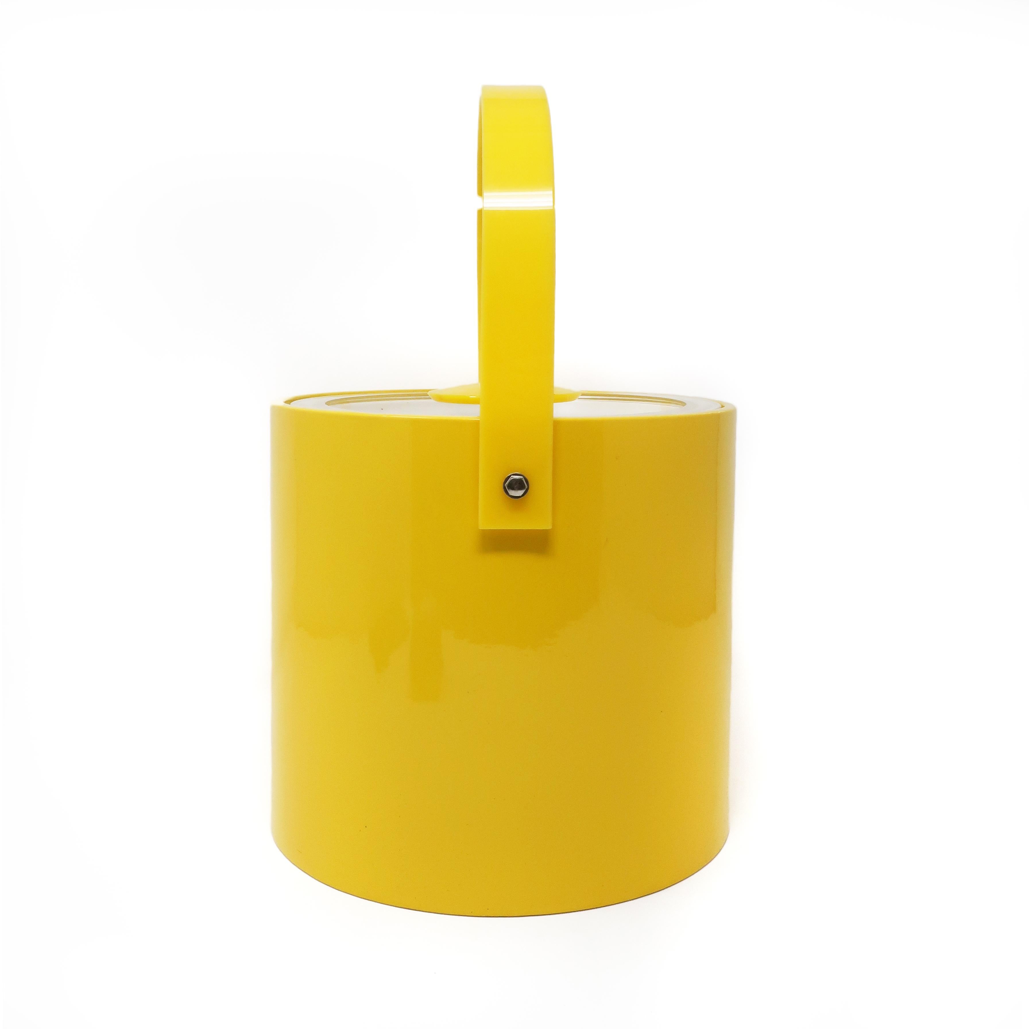 A vintage Mid-Century Modern ice bucket by Georges Briard from the 1960s-1970s in yellow plastic with a yellow handle and clear lid with a second yellow handle. In excellent vintage condition with very little signs of use. Signed on underside of