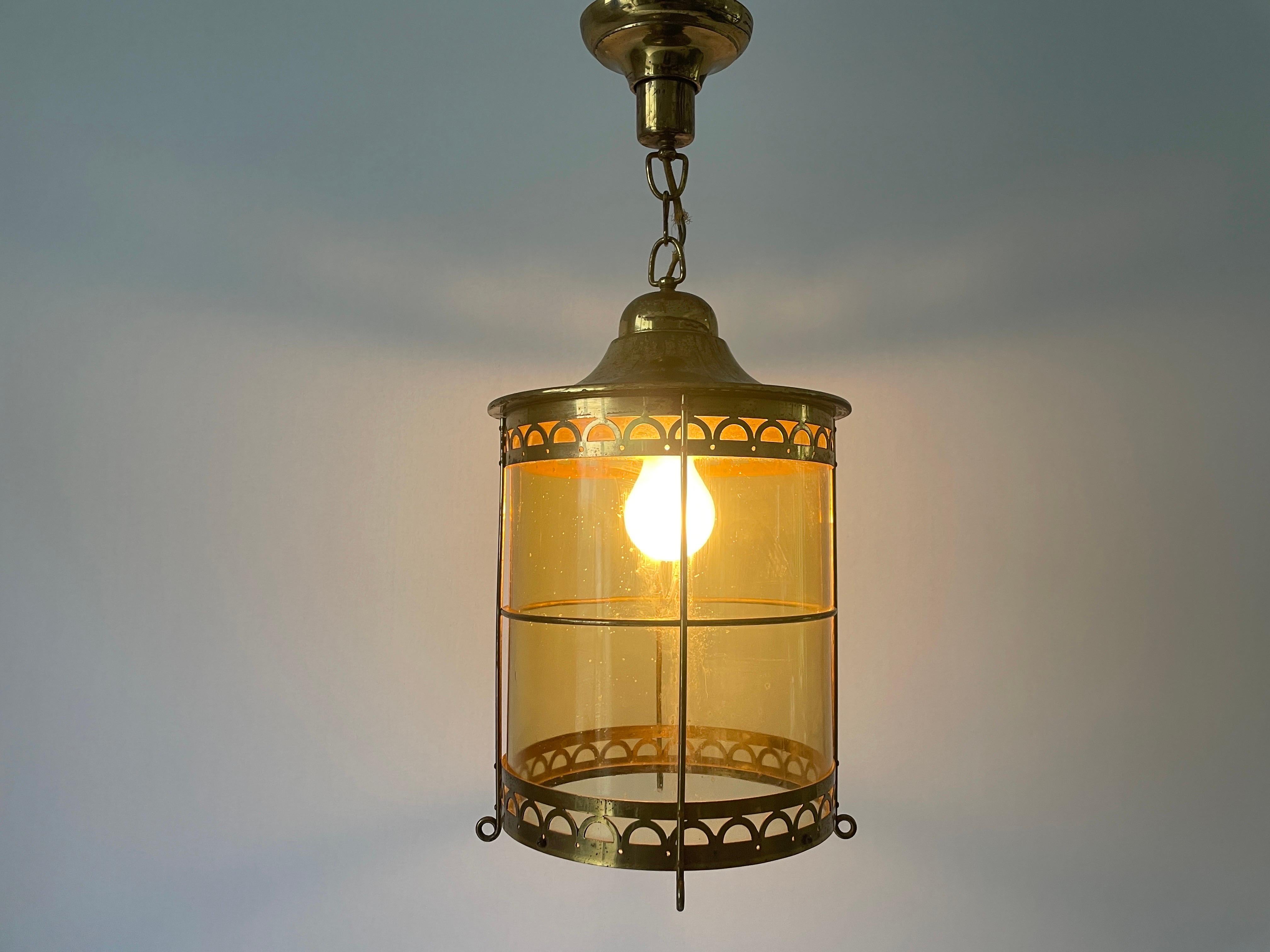 Plafonnier en forme de lanterne en verre jaune et laiton, années 1950, France en vente 3
